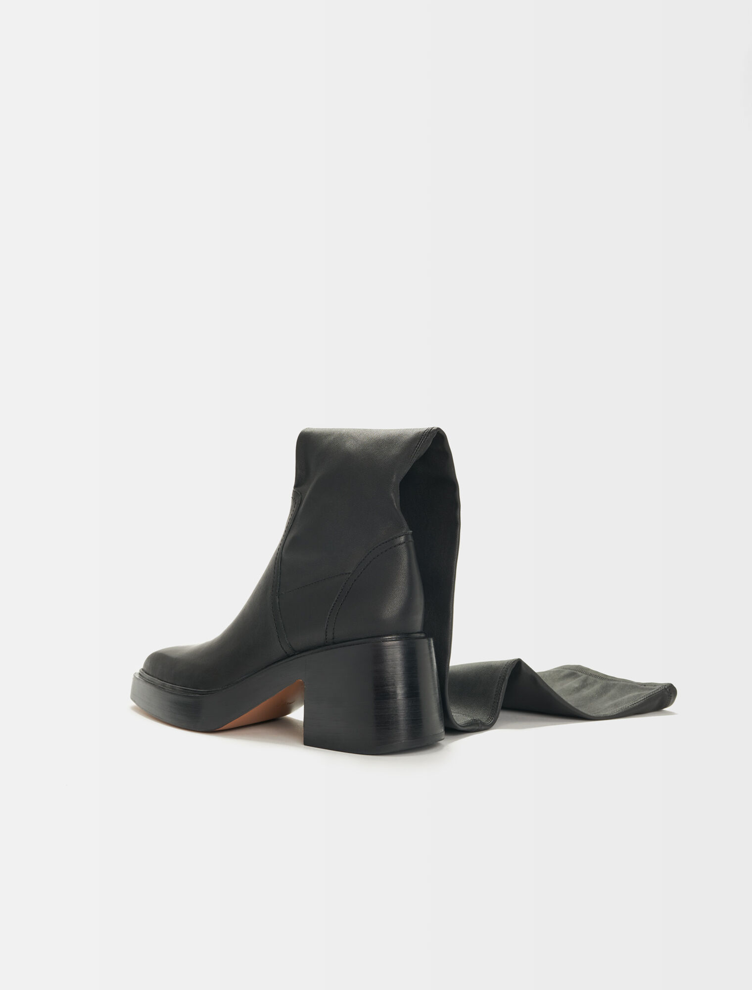 Botas altas de tacón de piel negra
