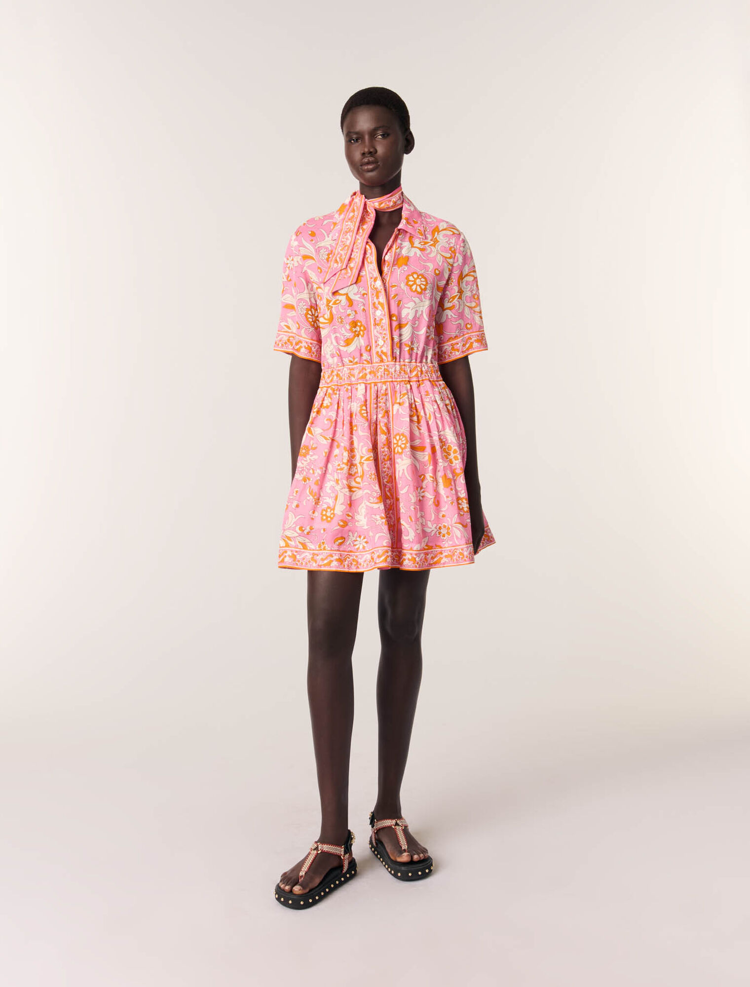 Vestido corto fluido con estampado