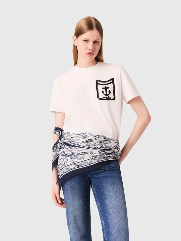 Camiseta con bolsillo bordado