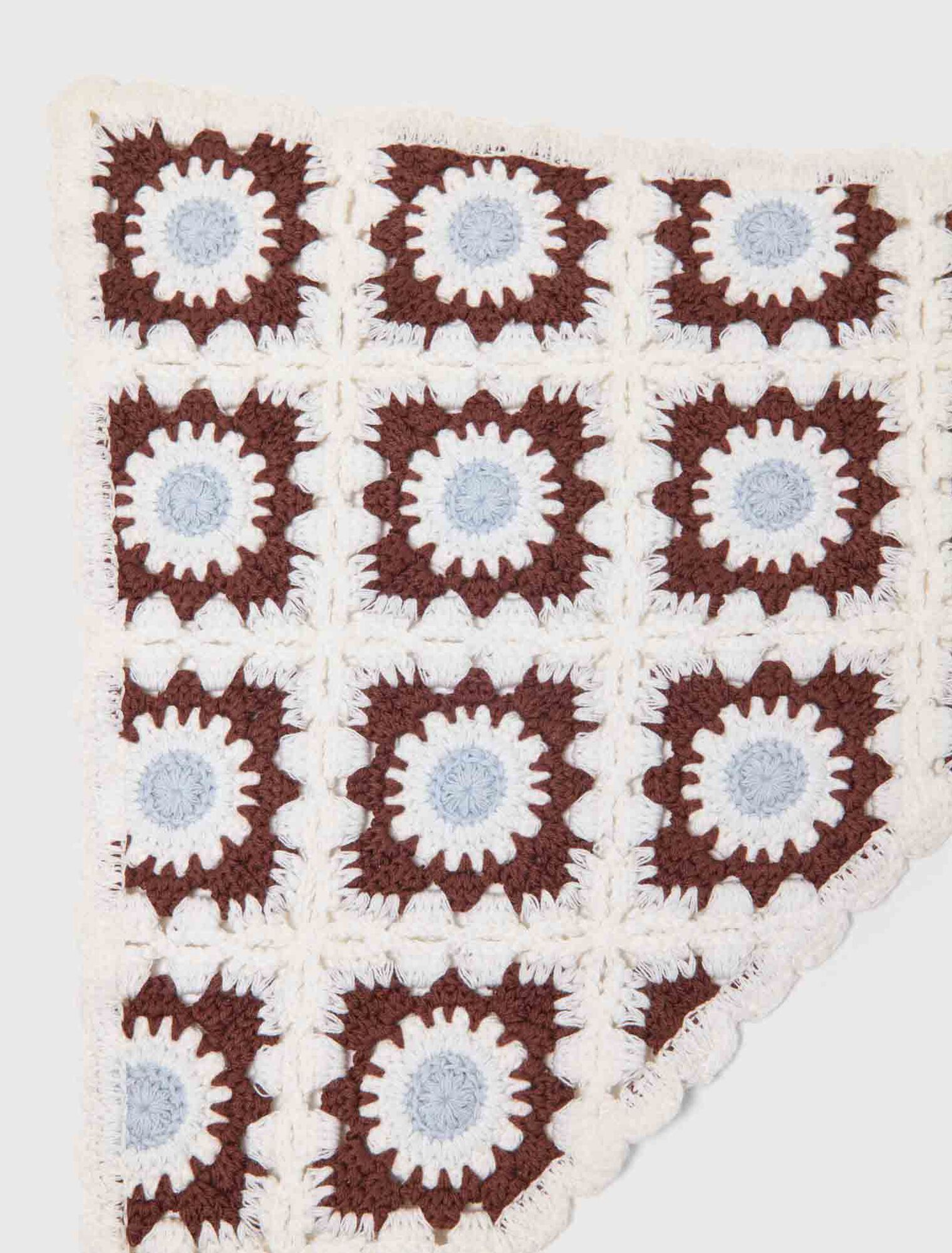 Pa&ntilde;uelo triangular de punto.