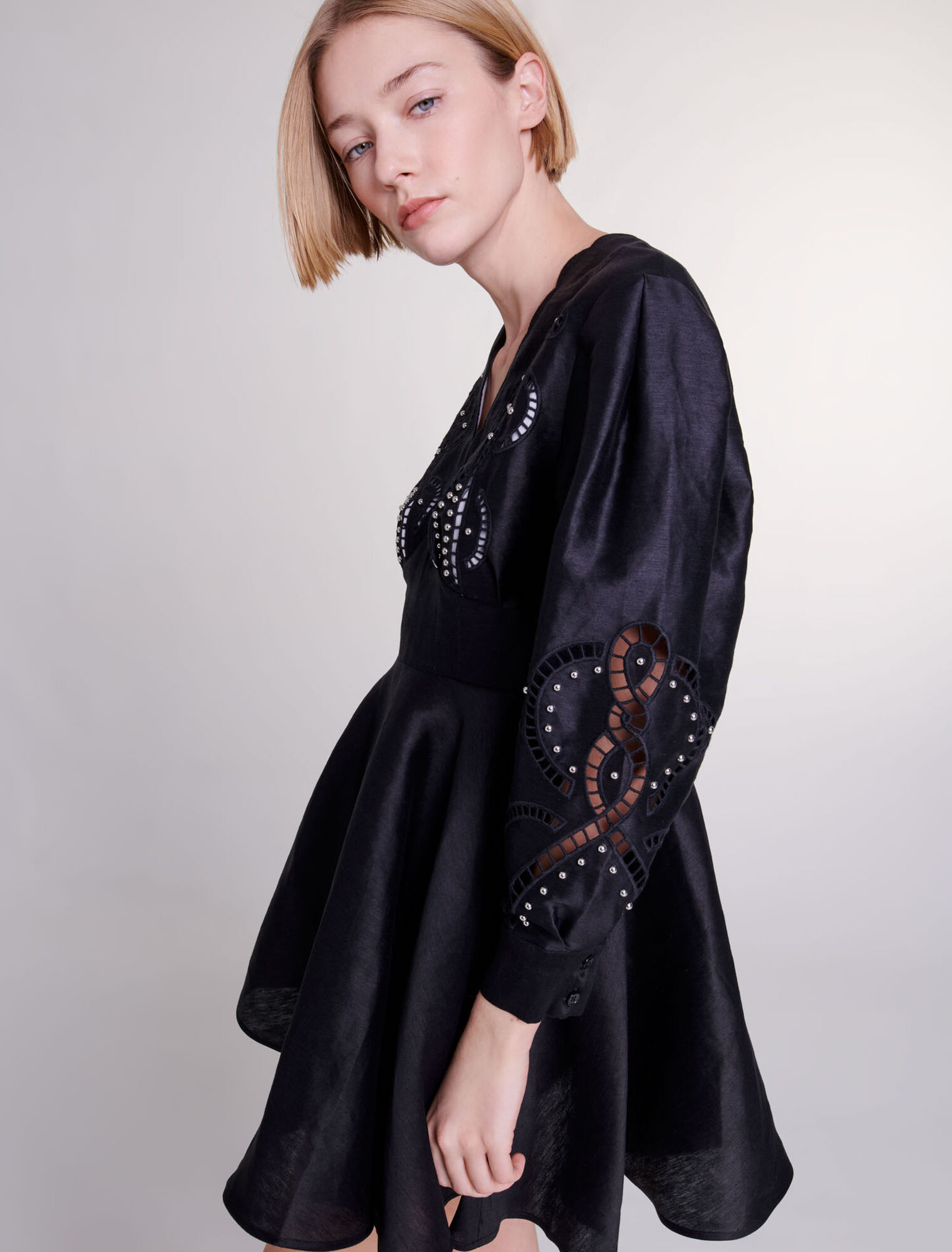 Vestido corto de lino con bordados