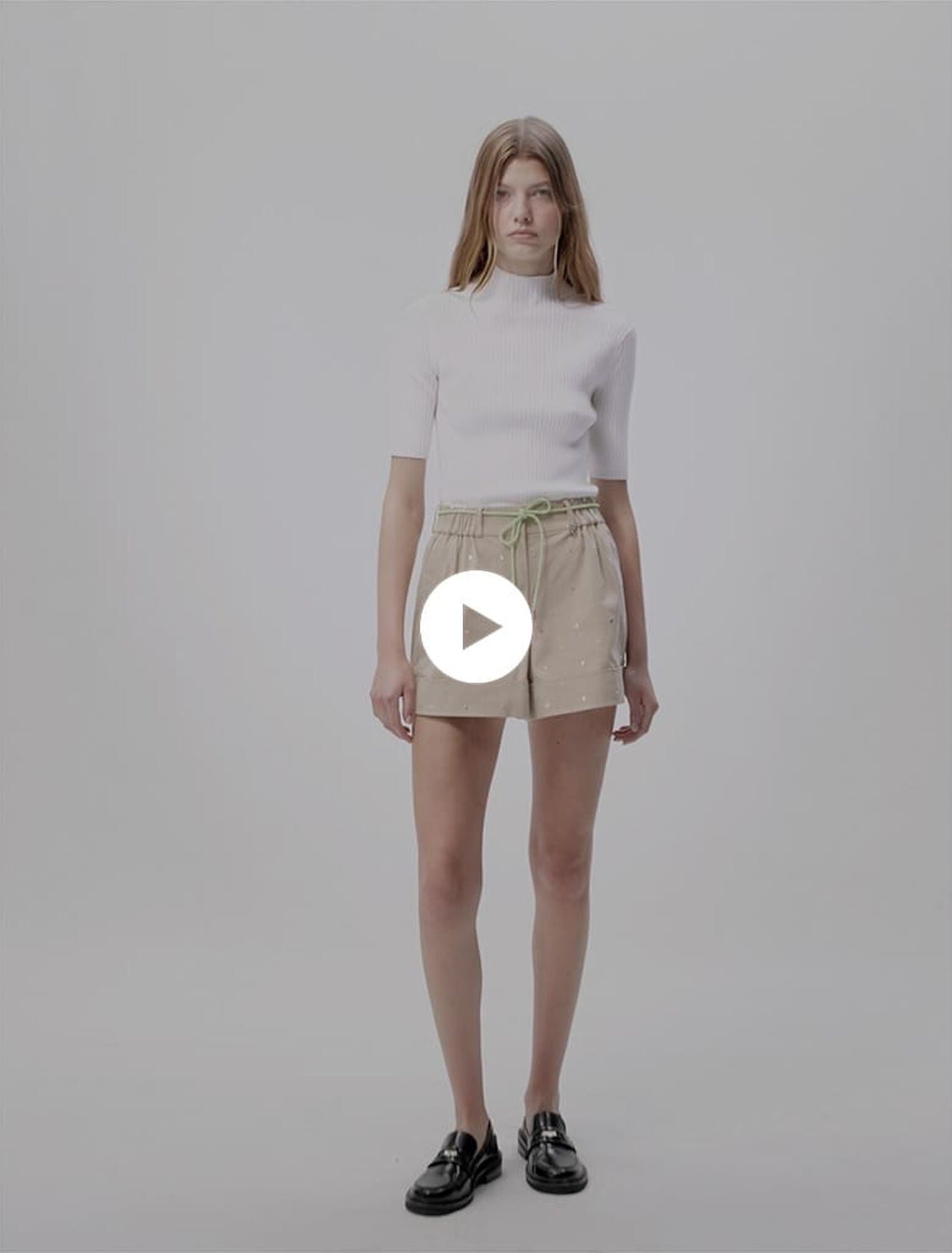 Short de algodón con tachuelas