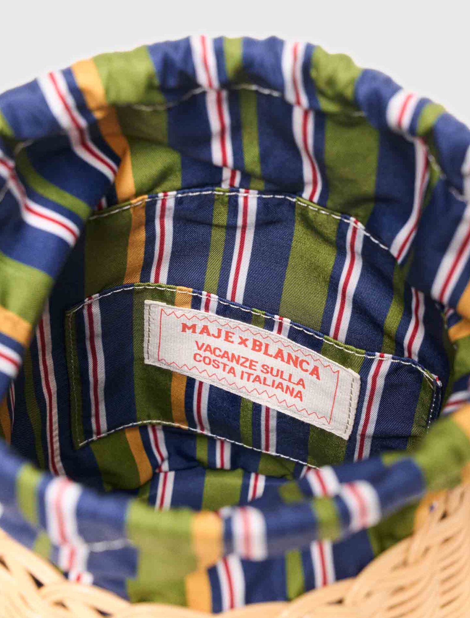 Cesta de mimbre con saco estampado