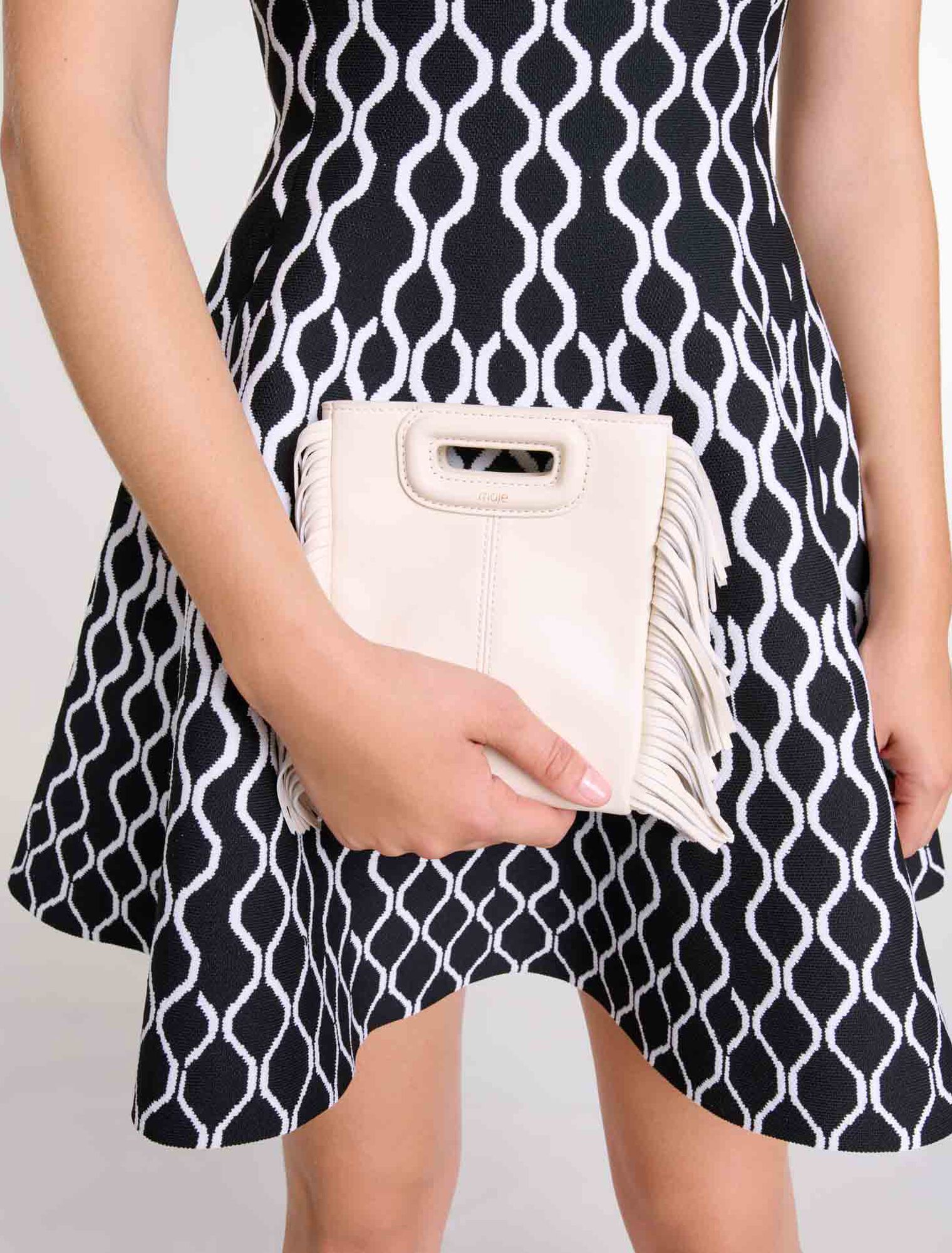 Bolso de piel con cadena