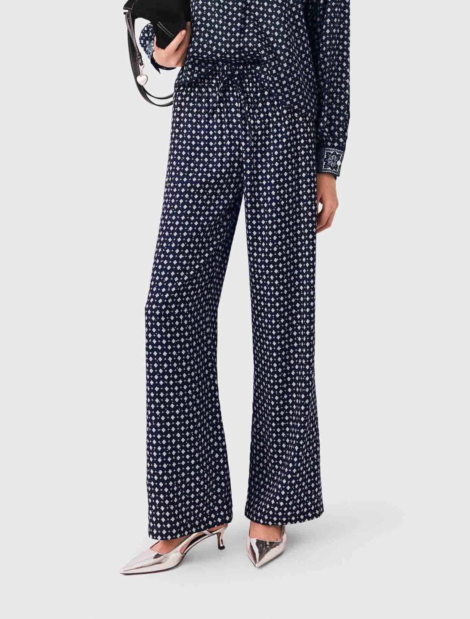 Pantal&oacute;n estampado con strass