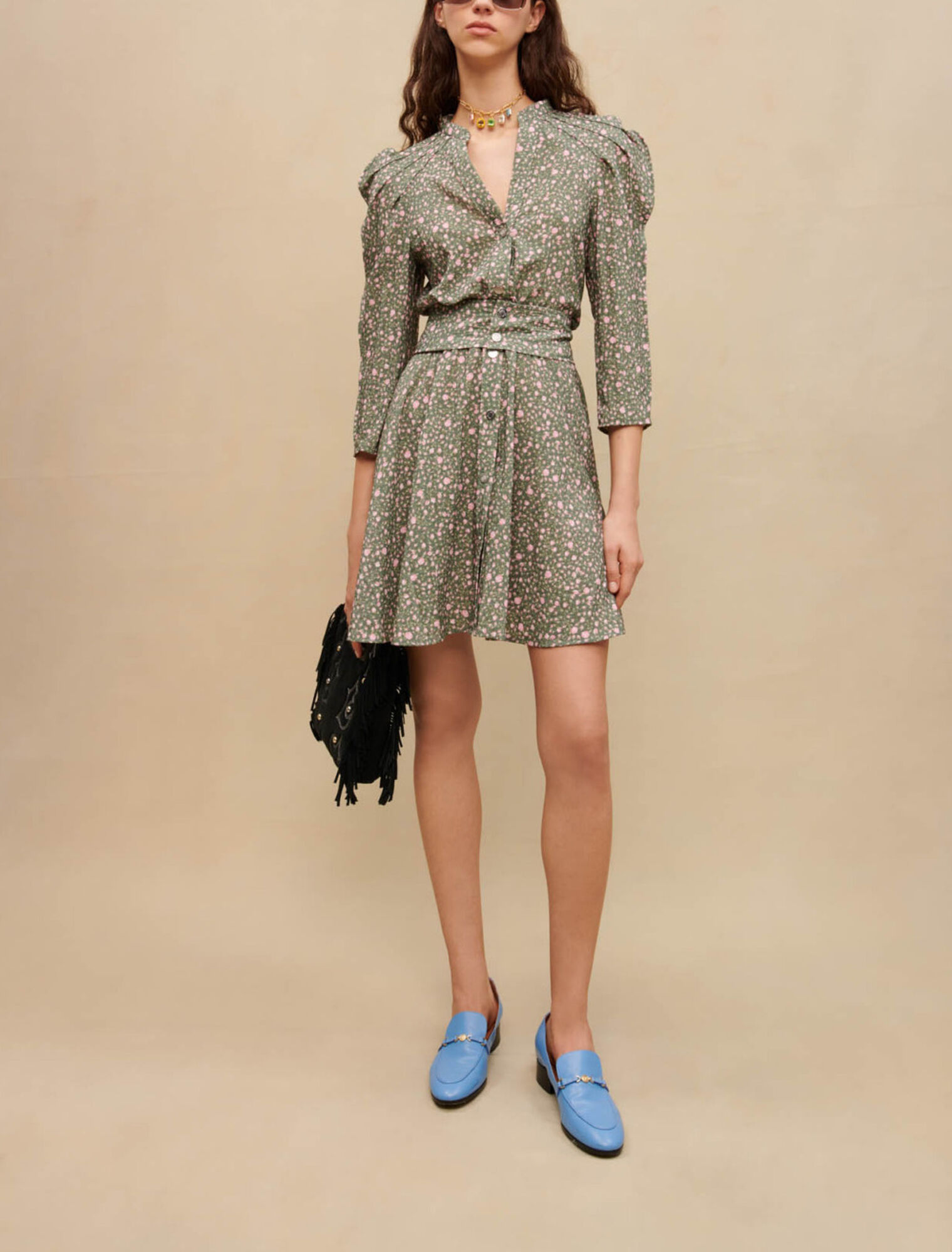 Vestido corto con mangas voluminosas