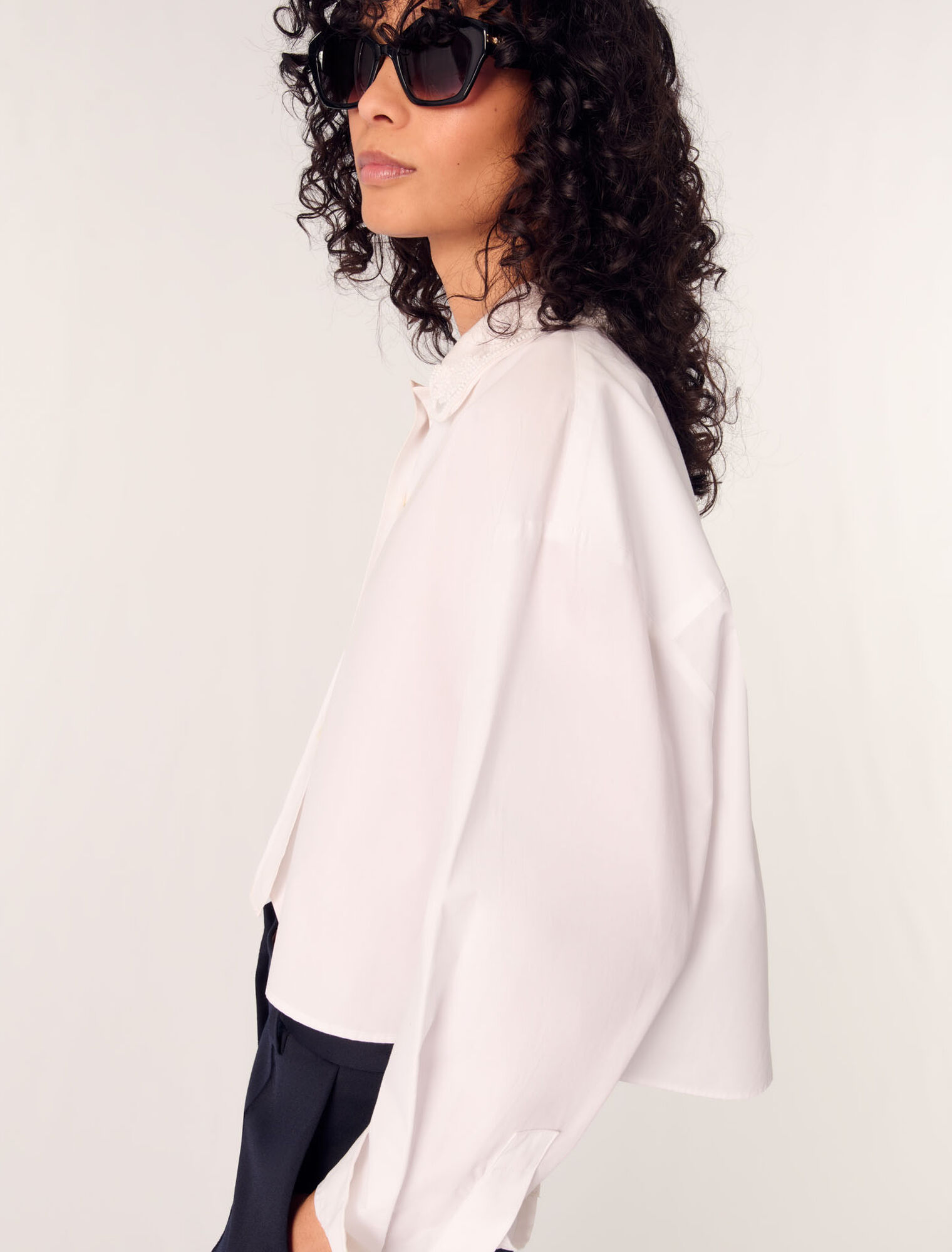 Camisa corta con cuello bordado