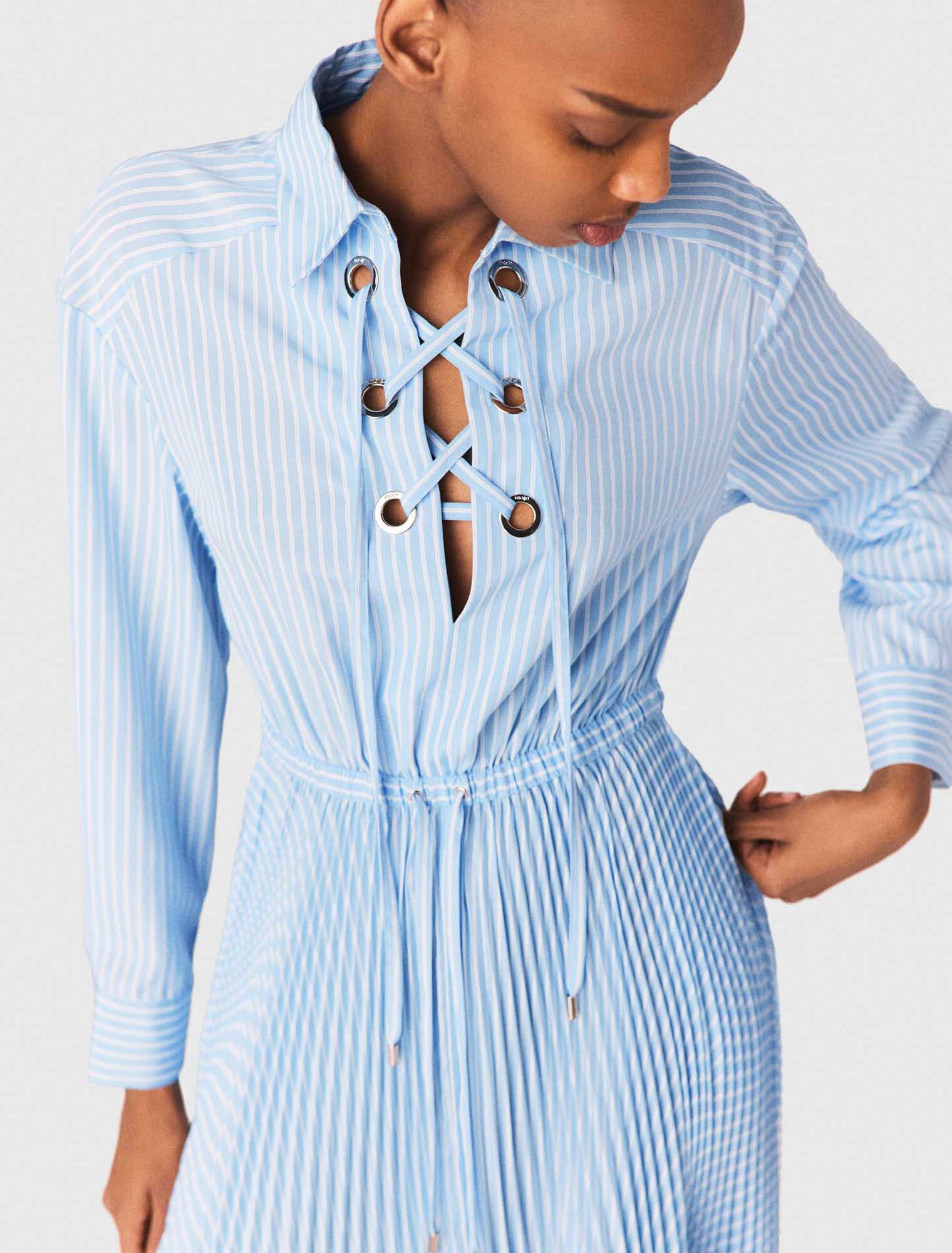 Vestido largo plisado con ojales