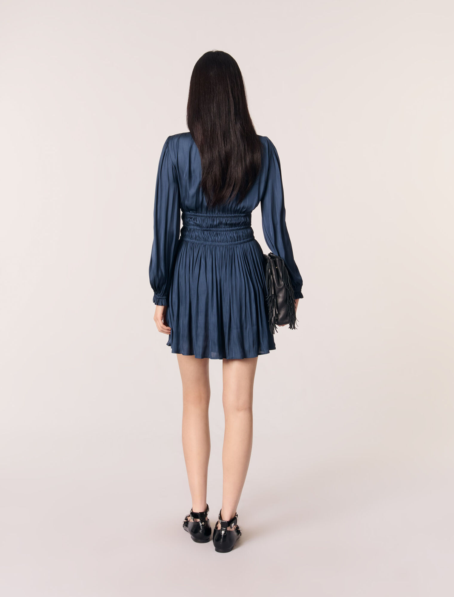 Vestido corto de raso con volantes