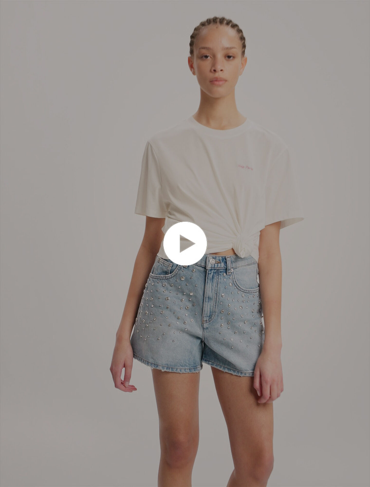 Pantalón corto vaquero con tachuelas