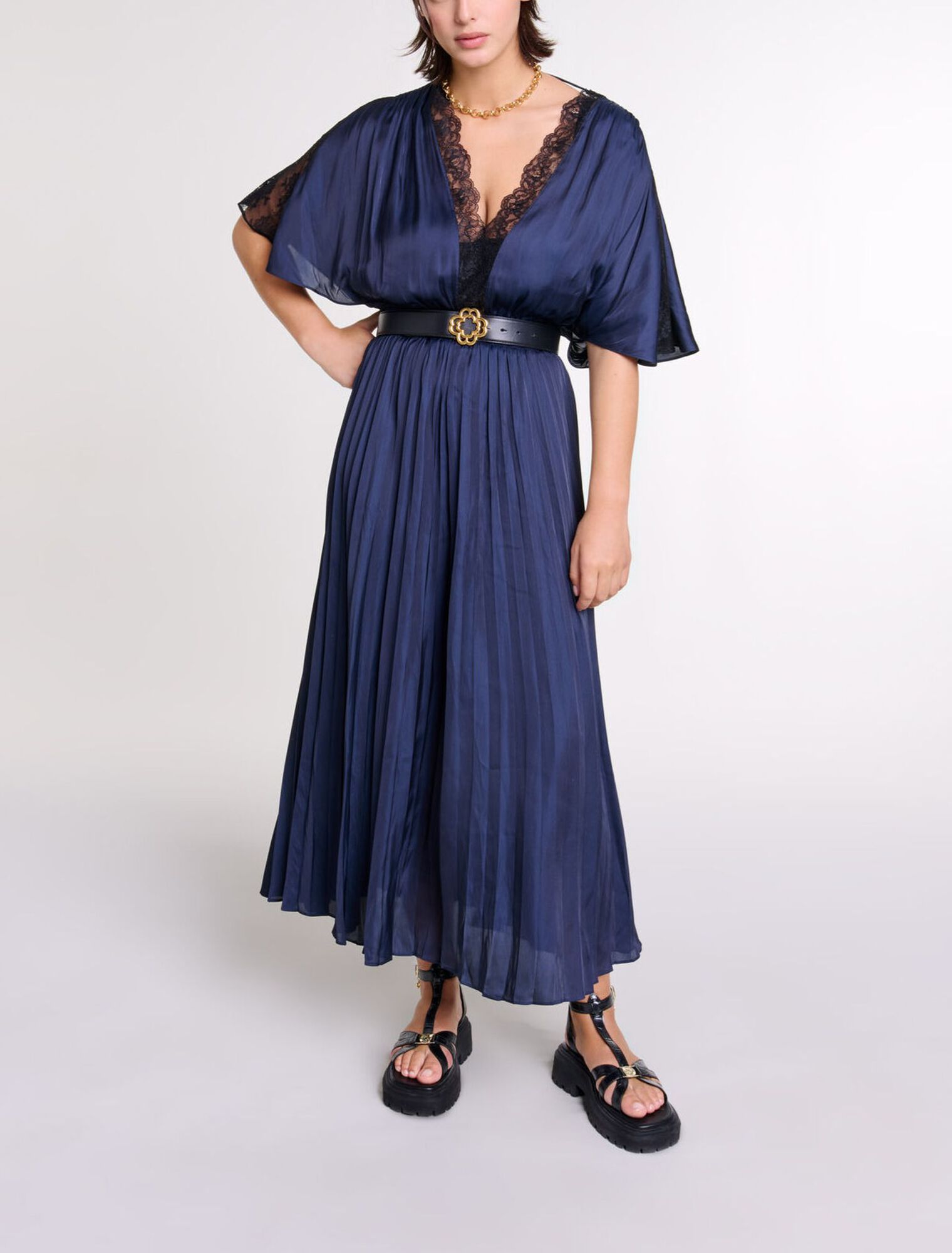 Vestido largo plisado con encaje