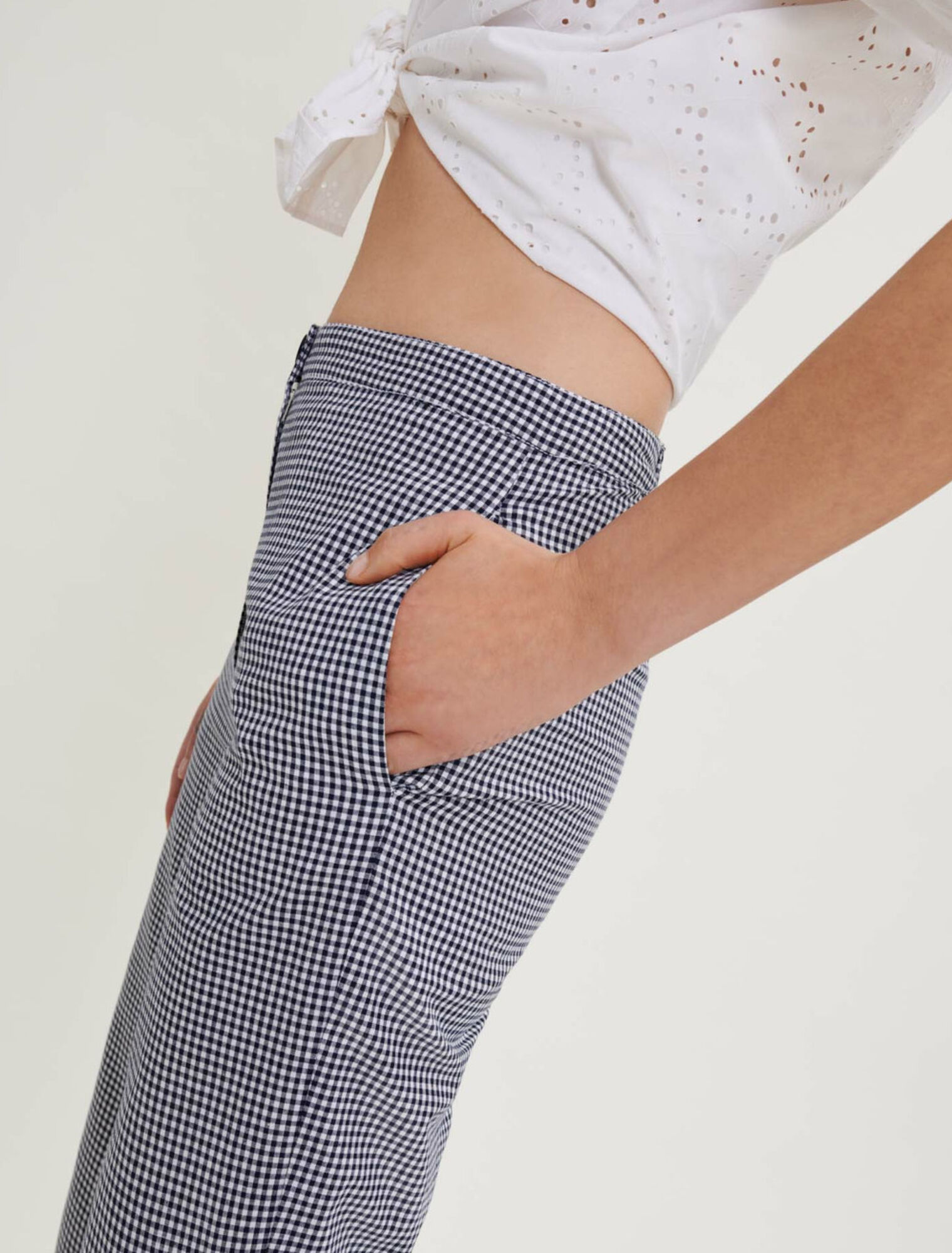 Pantalón de encaje y guinga