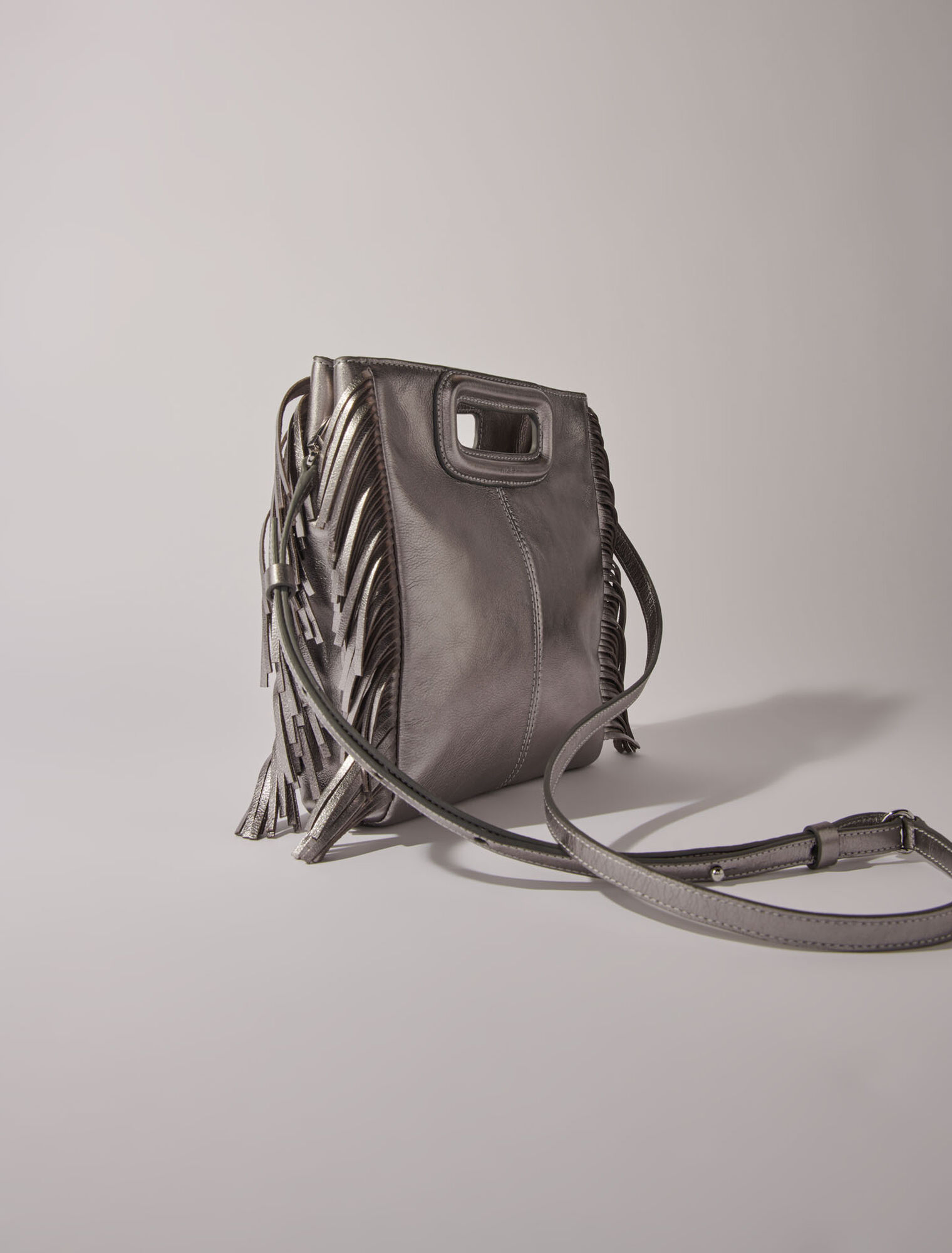 Bolso M de cuero gun metalizado