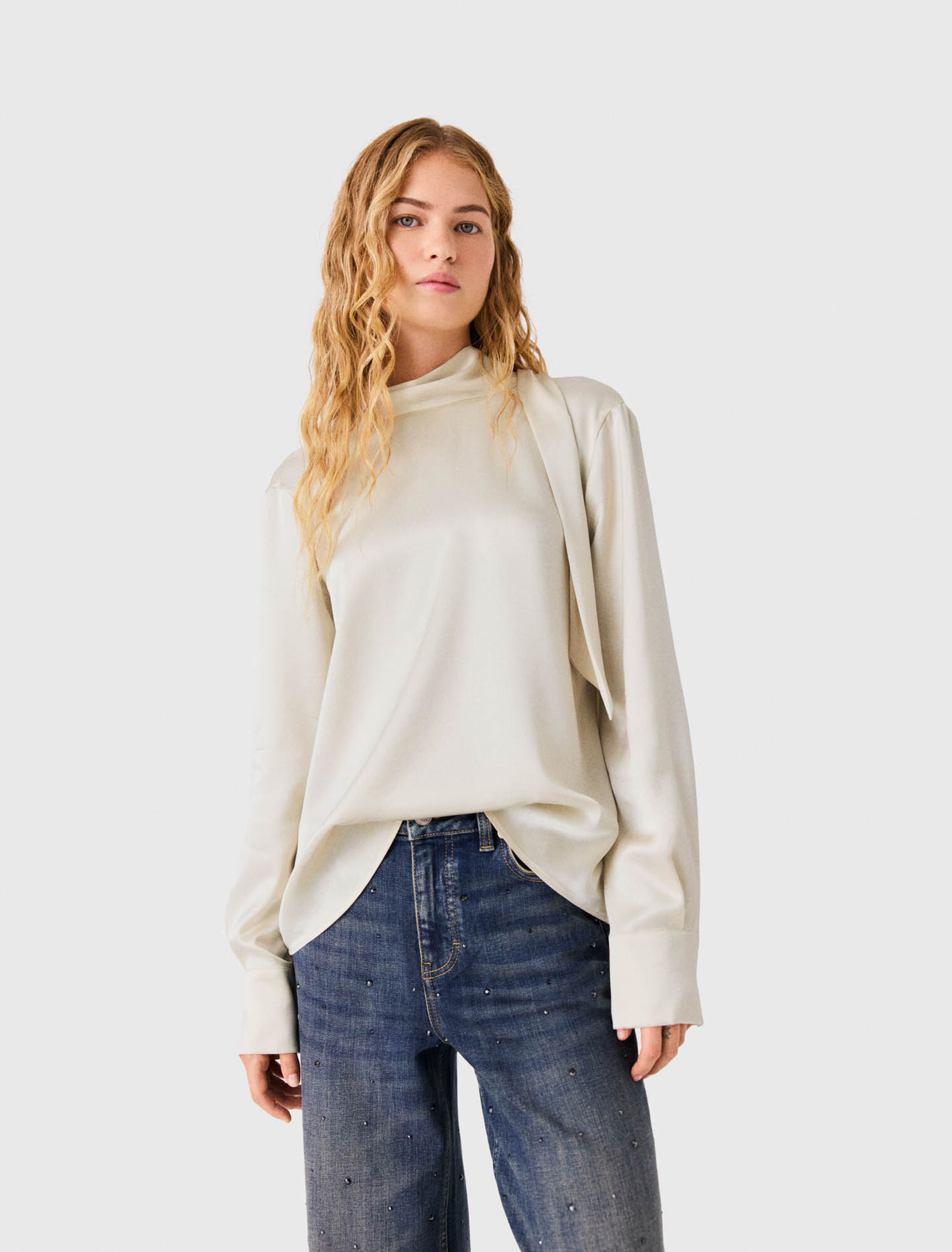 Blusa de raso con espalda drapeada