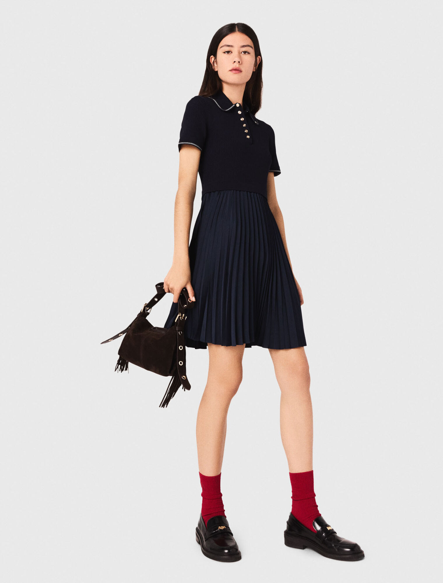 Vestido corto plisado y cuello polo