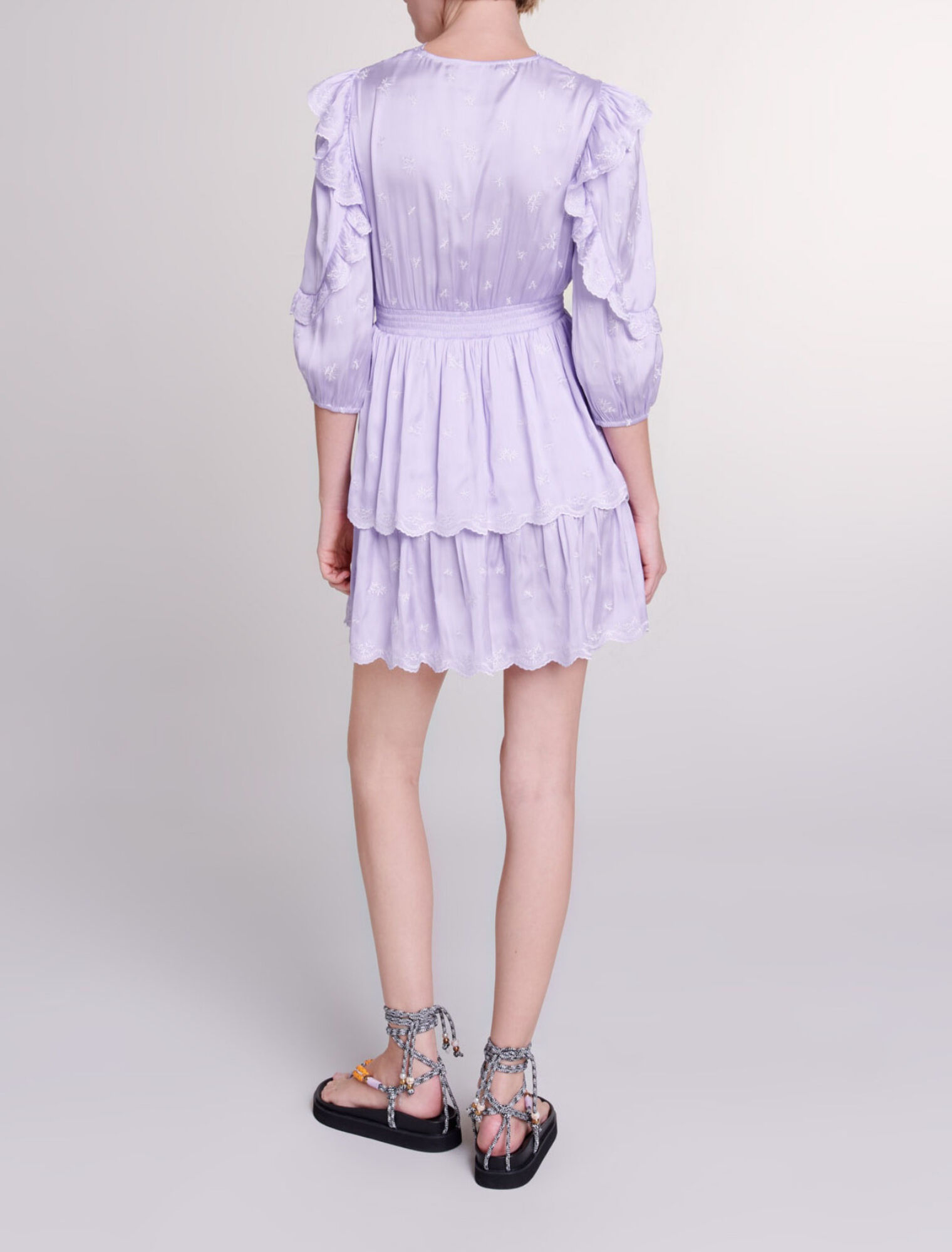 Vestido corto satinado y bordado