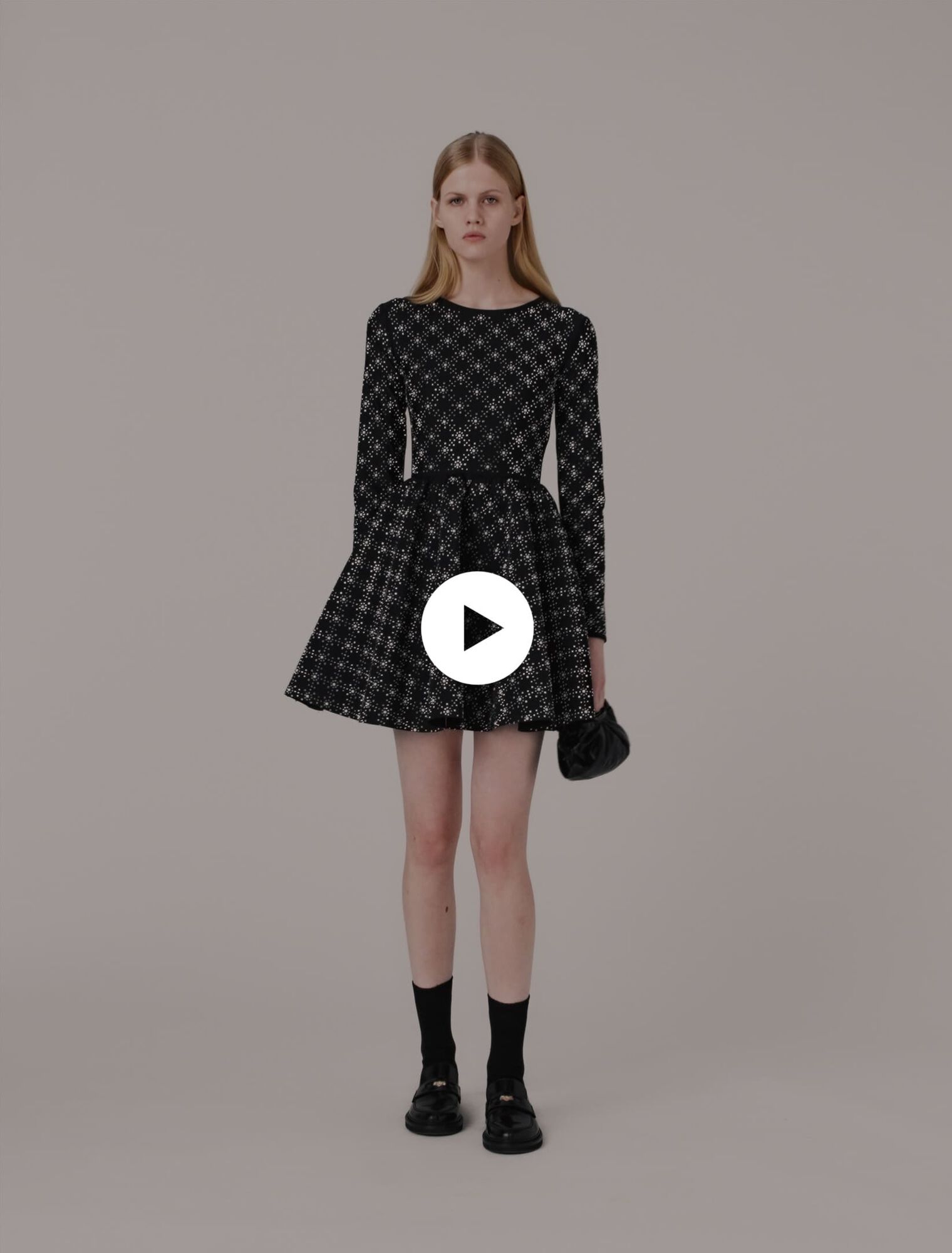 Vestido skater con perlas y strass