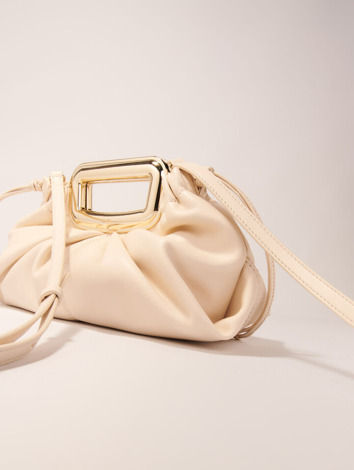 Clutch de piel con asa de metal