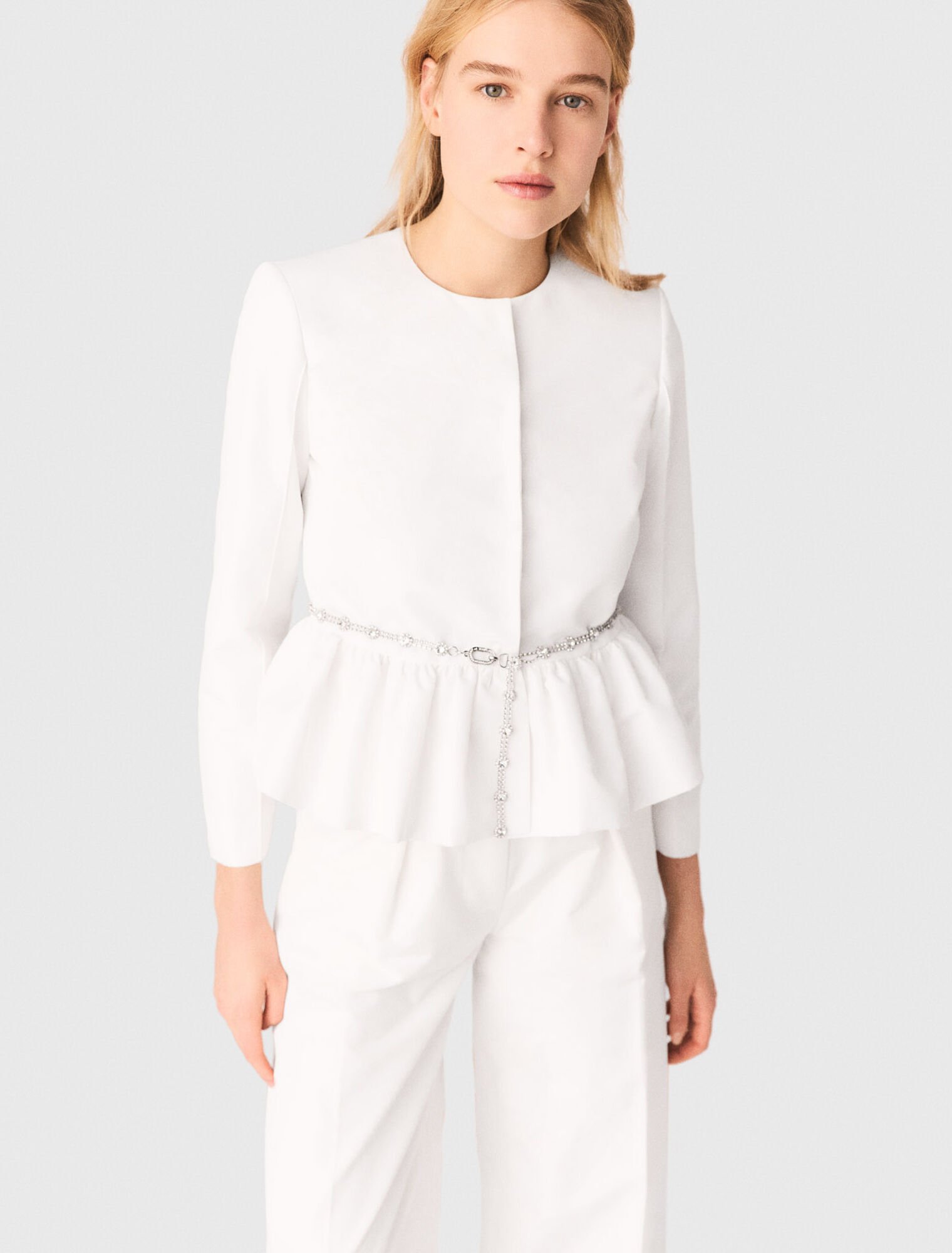 Chaqueta corta con cintur&oacute;n joya