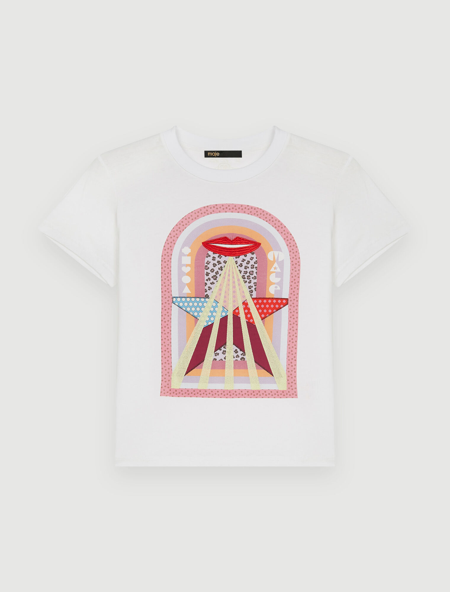 Camiseta con serigrafía y bordado