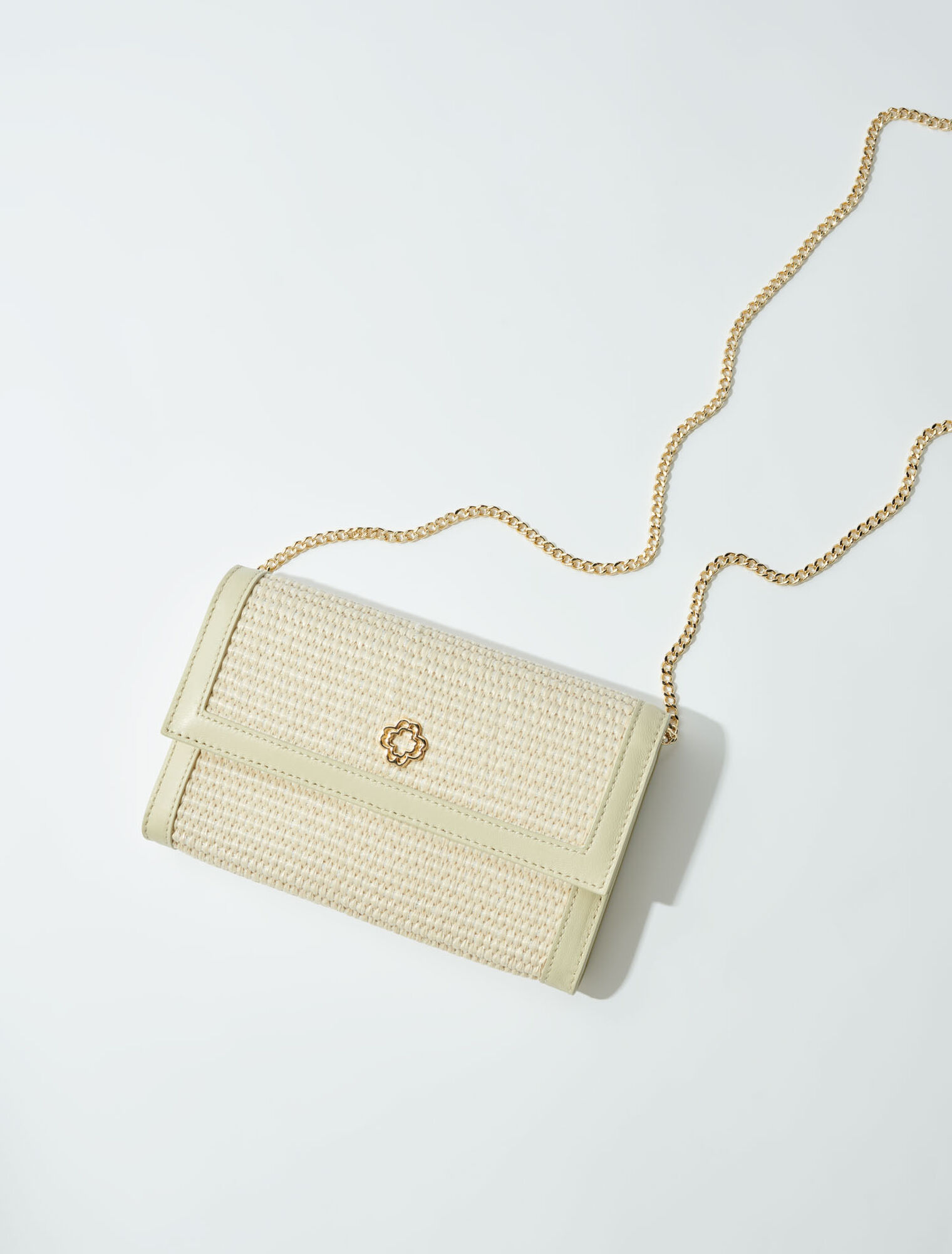 Cartera con cadena efecto rafia