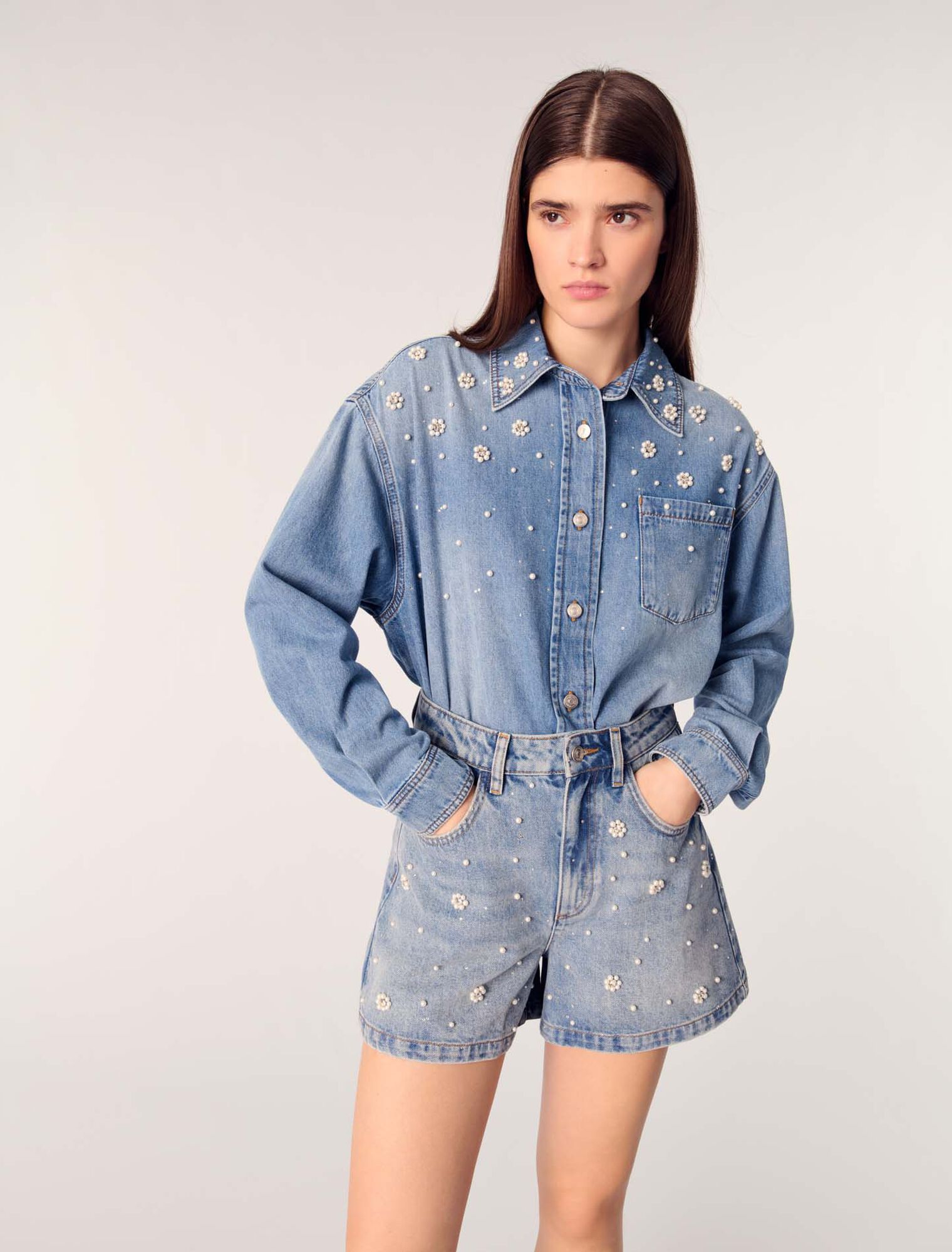 Short vaquero con perlas bordadas