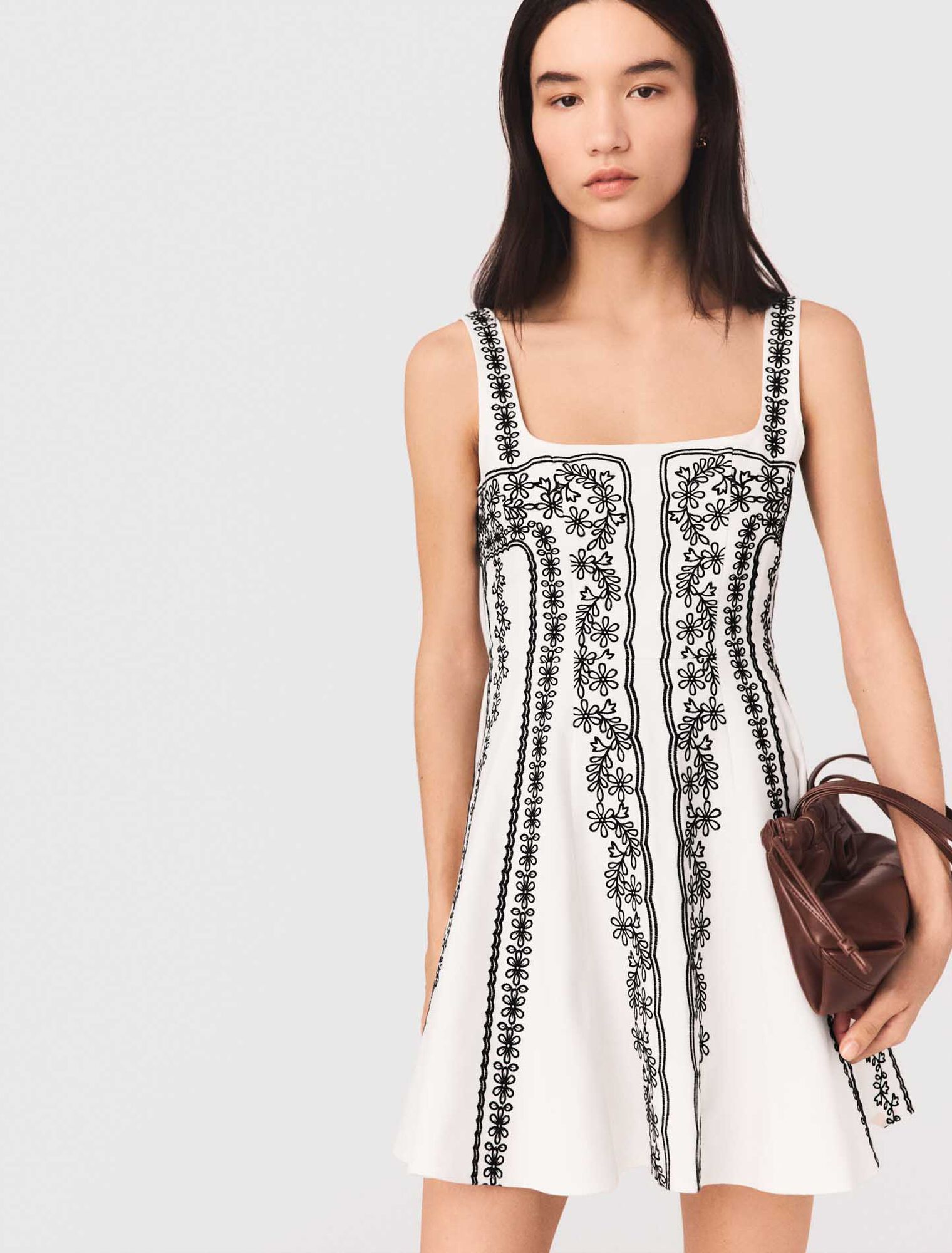 Vestido corto bordado con tirantes