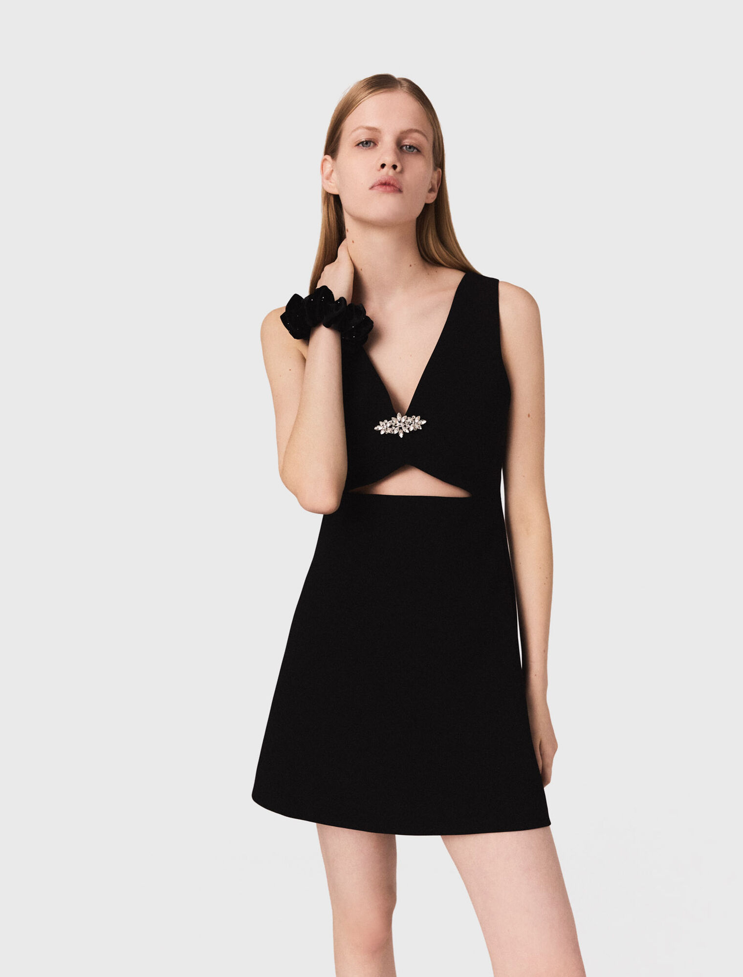 Vestido corto bordado con joyas