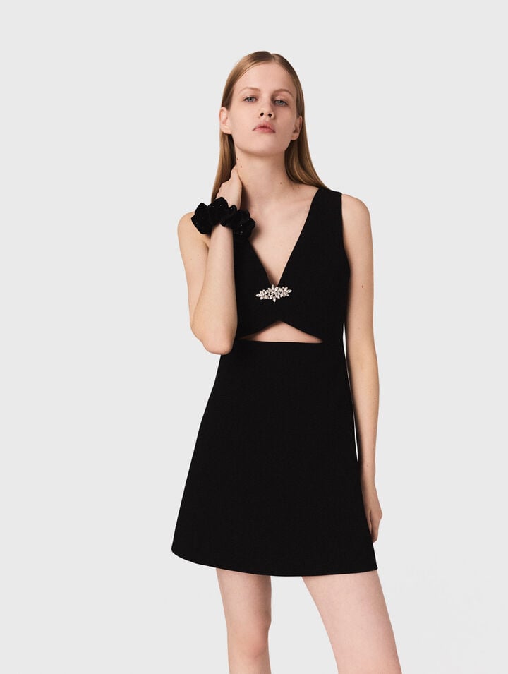 Vestido corto bordado con joyas