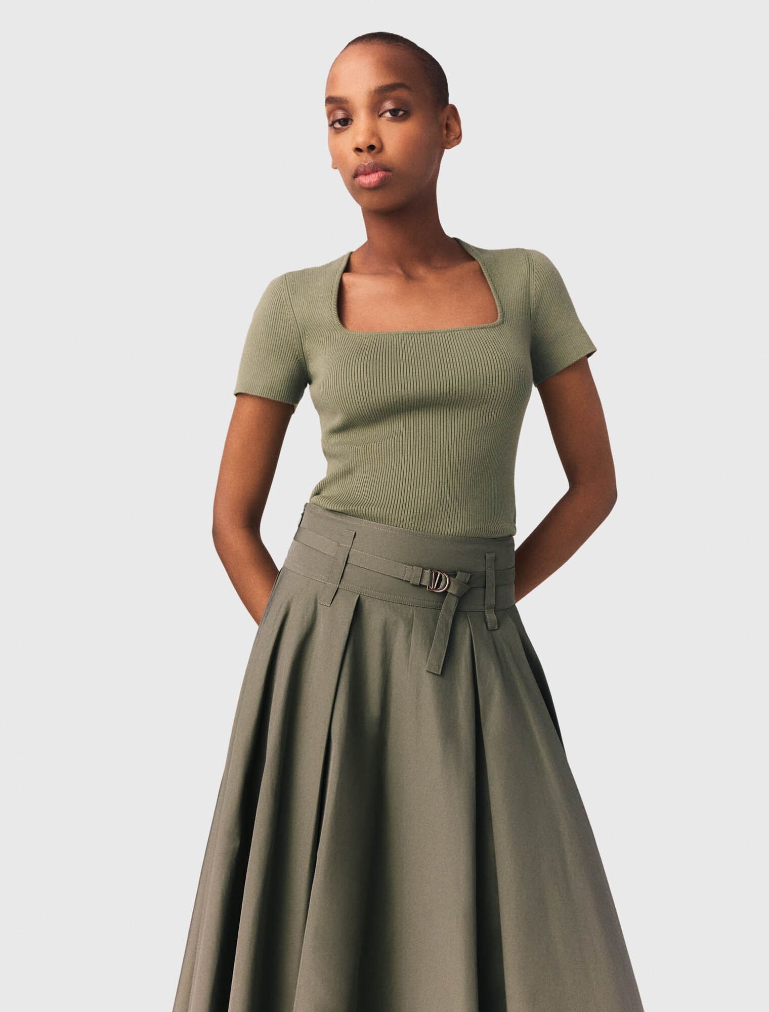 Jersey acanalado de escote cuadrado