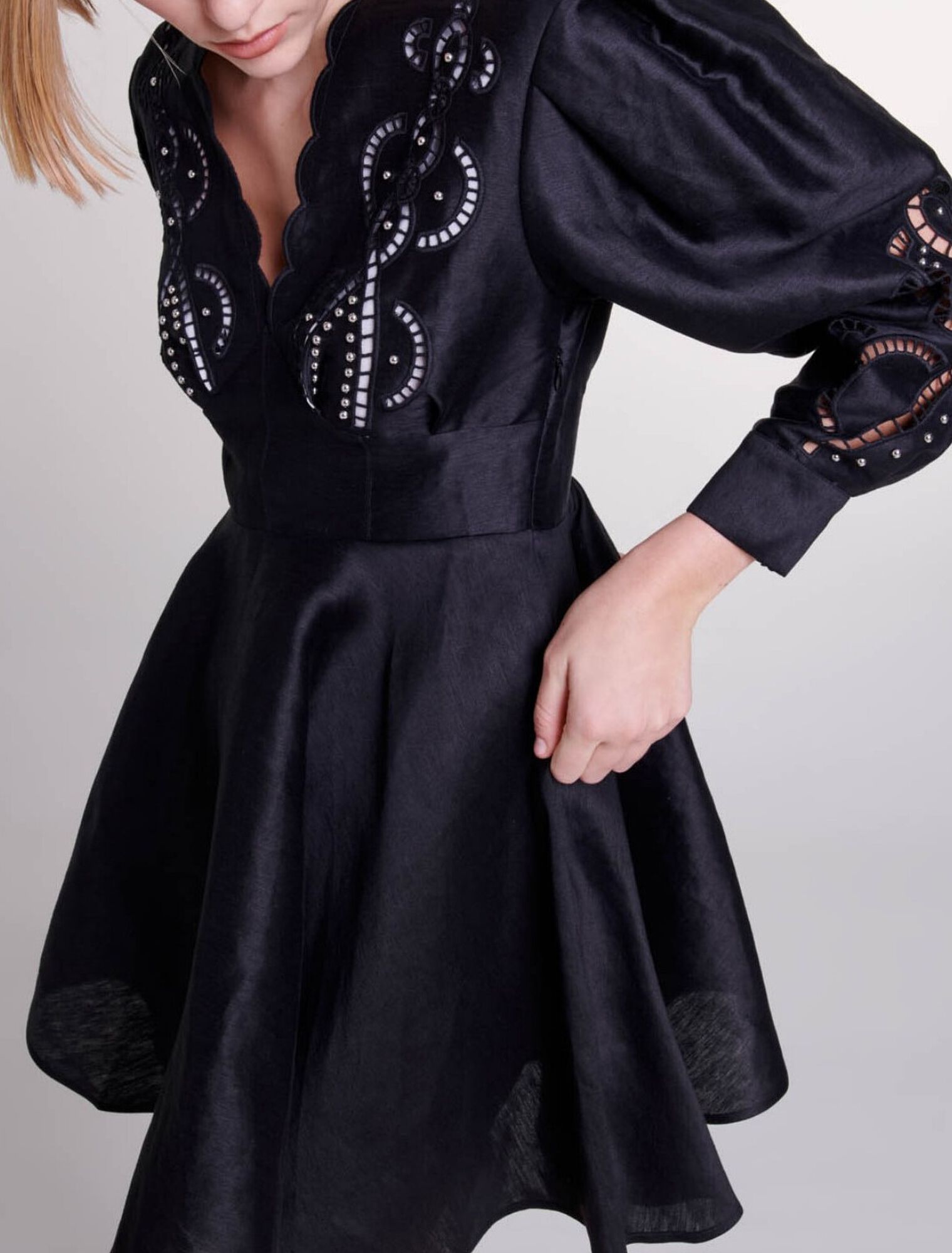 Vestido corto de lino con bordados