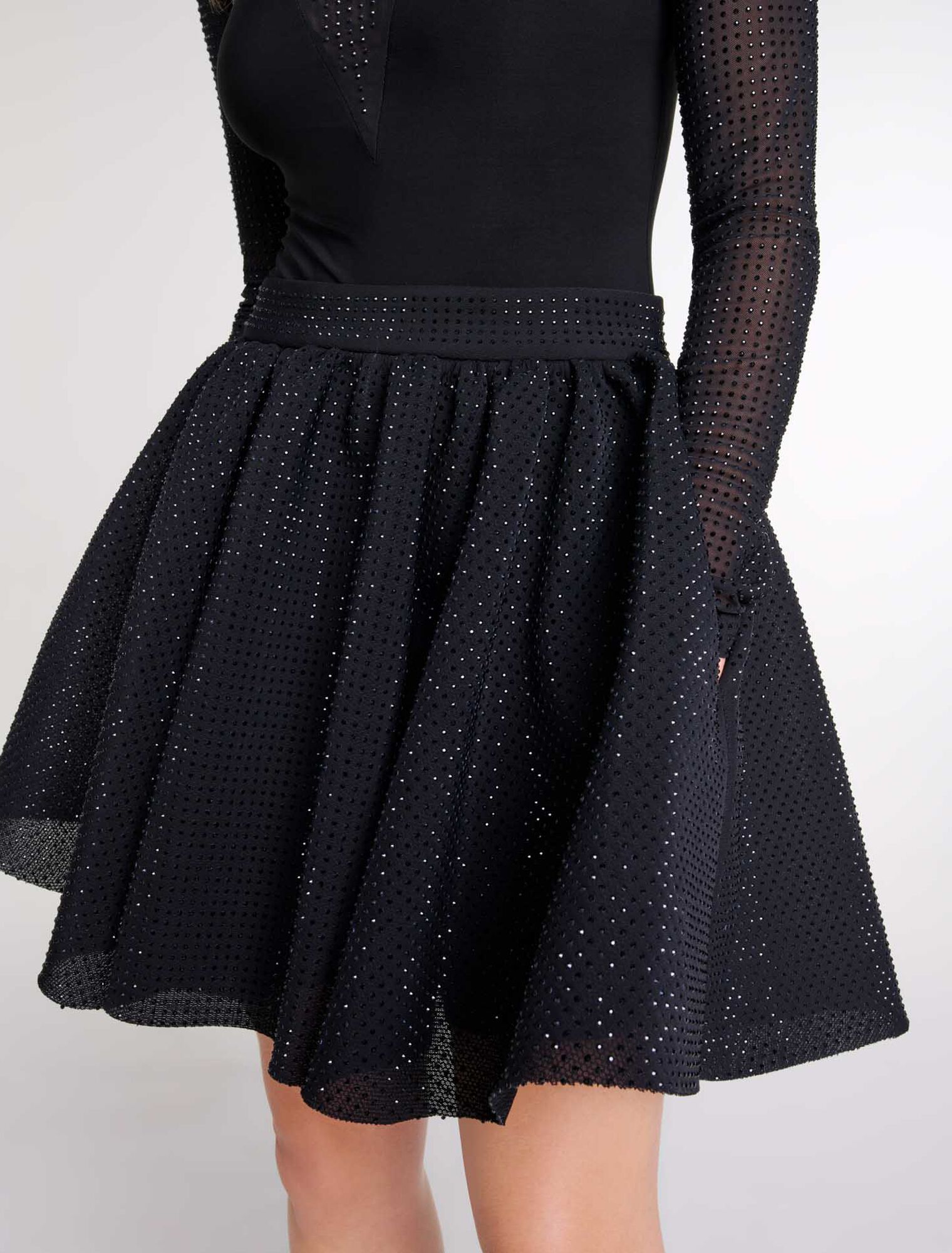 Falda corta voluminosa con strass