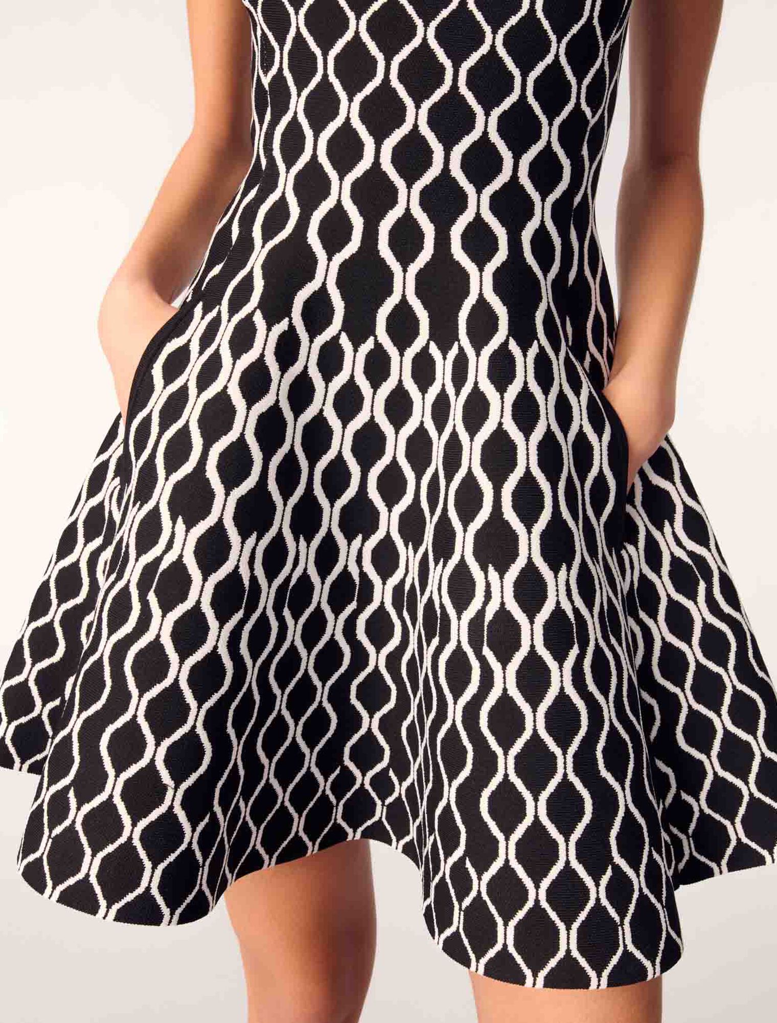 Vestido corto de punto con motivo