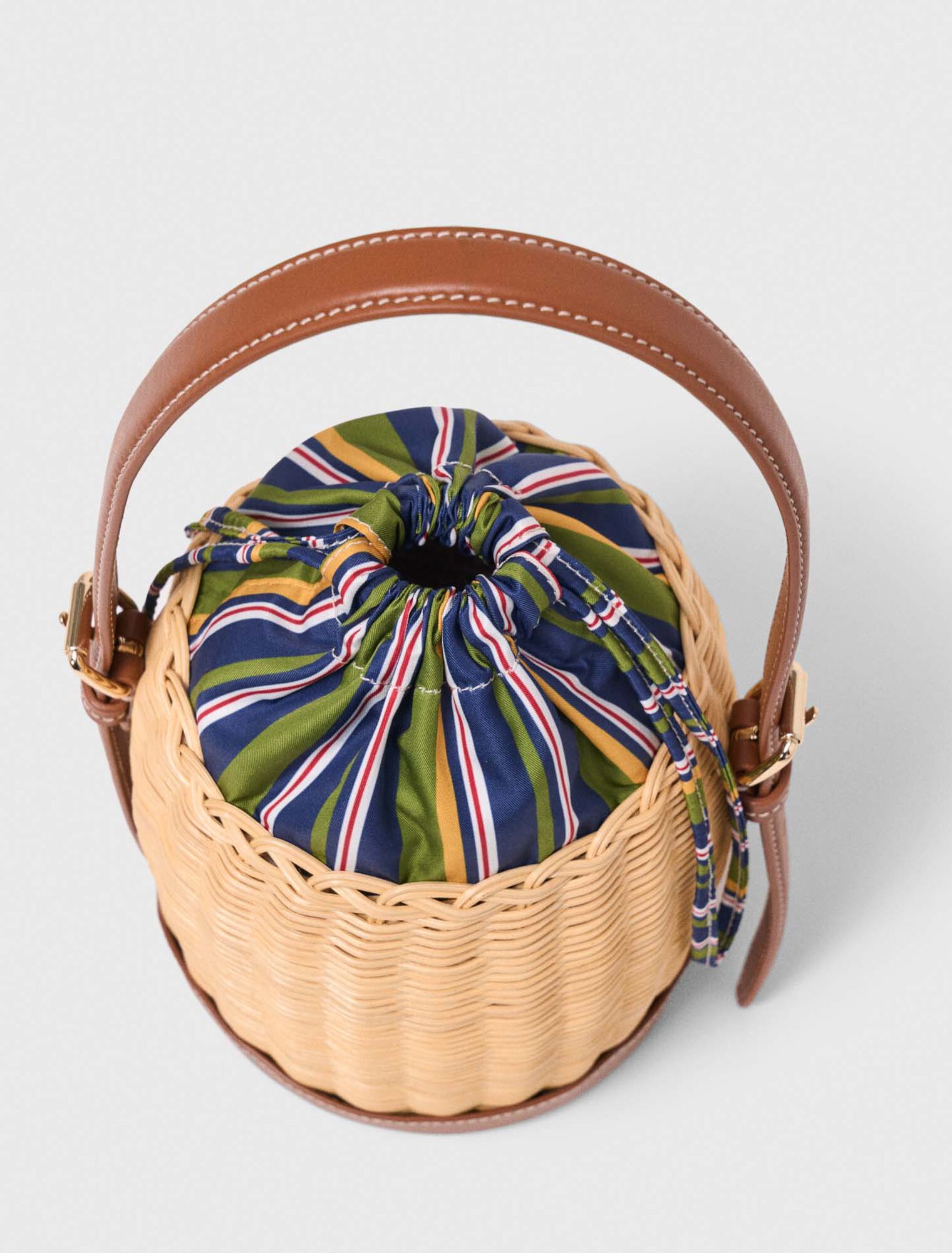 Cesta de mimbre con saco estampado