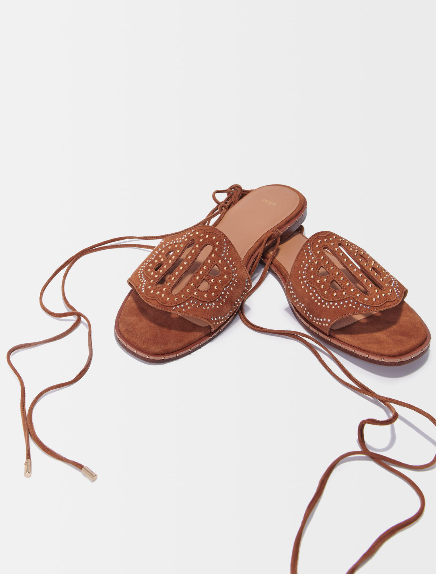 Sandalias planas con tachuelas