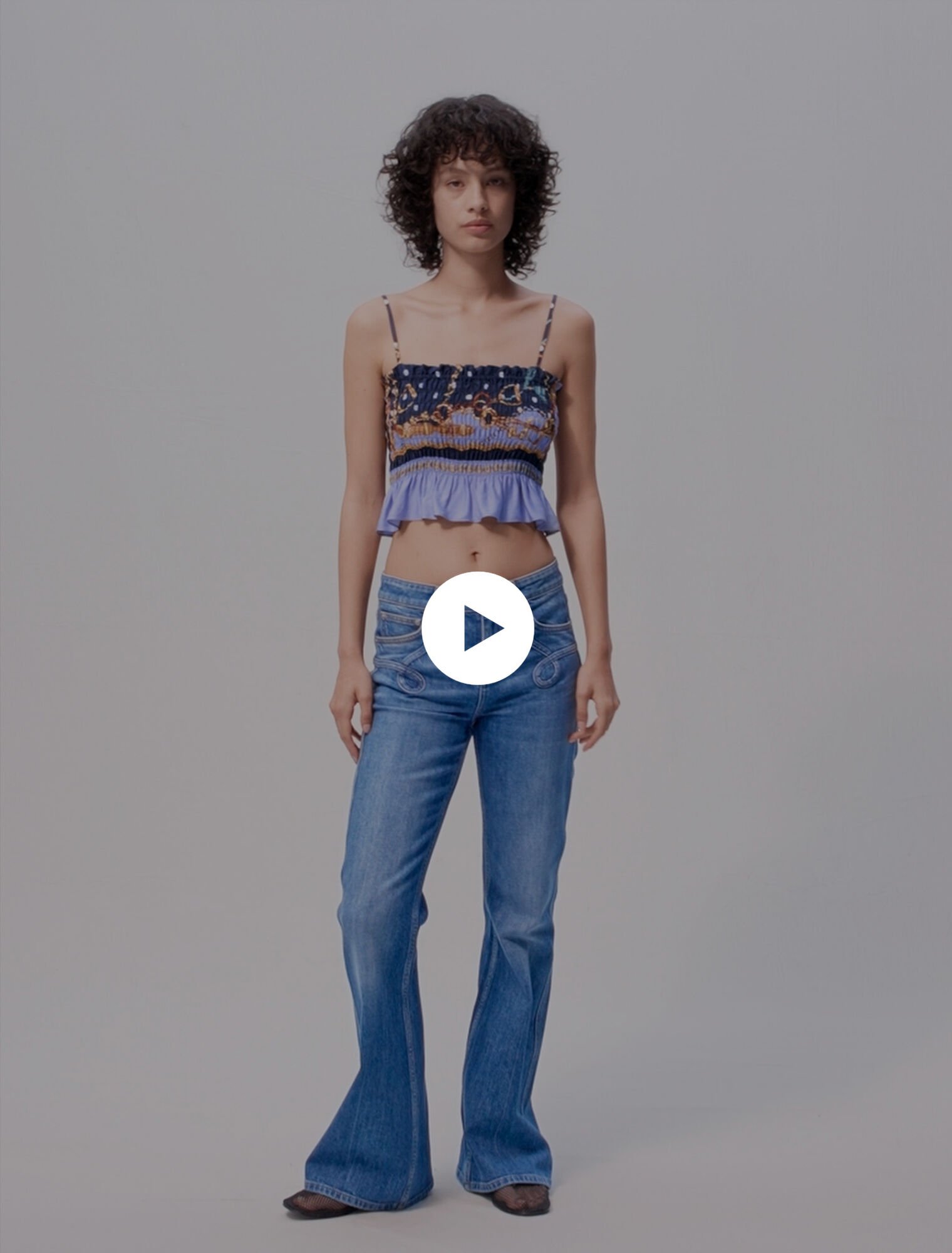 Vaqueros flare con bolsillos bordados