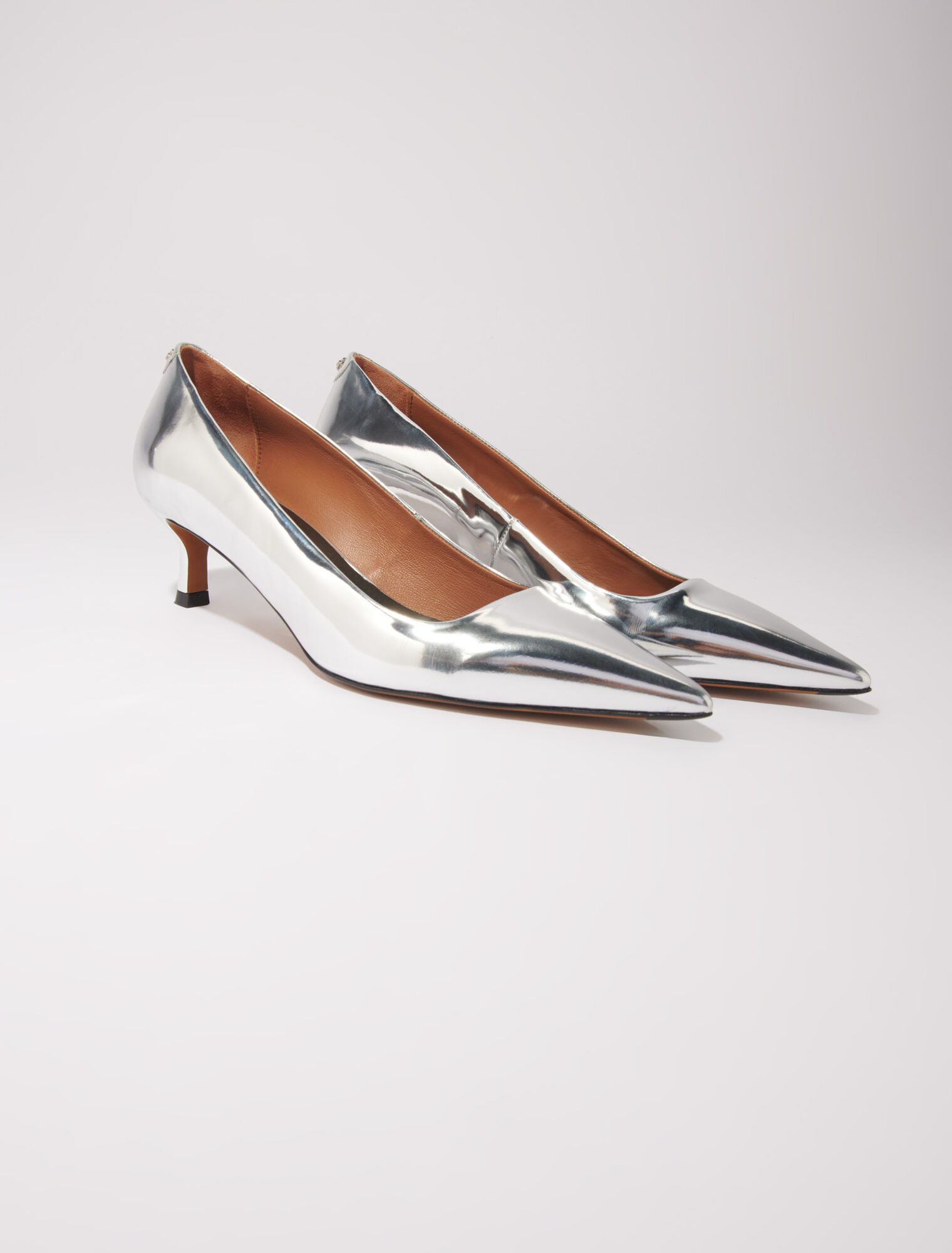 Tacones de punta fina de charol