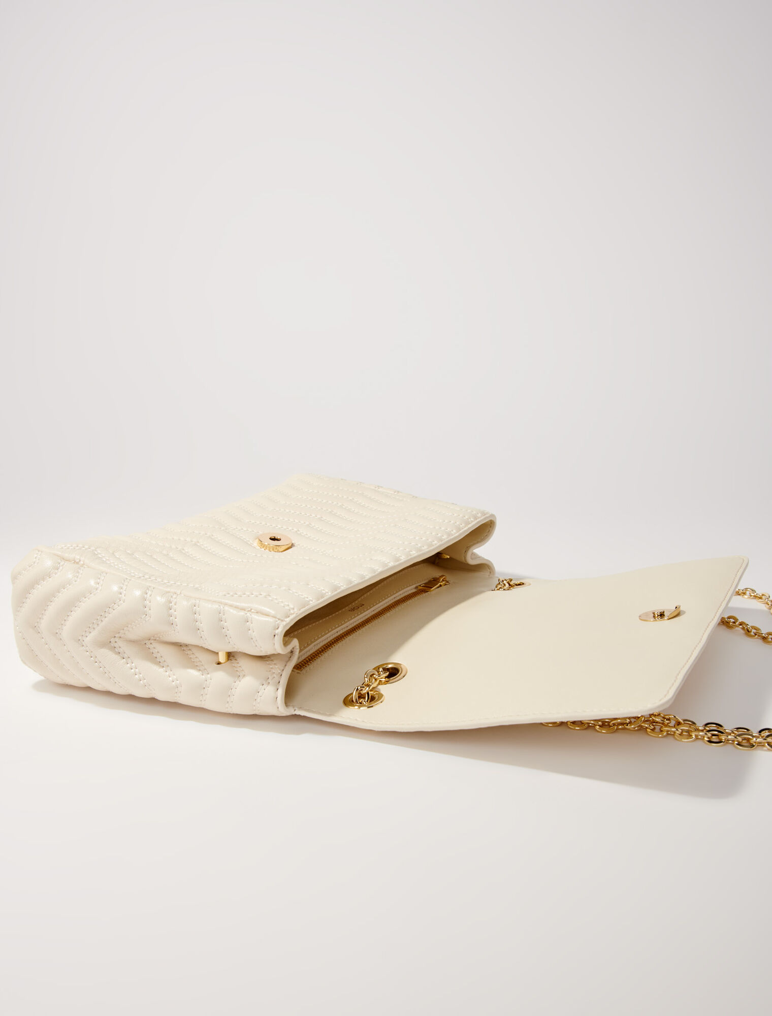 Bolso de piel con cadena