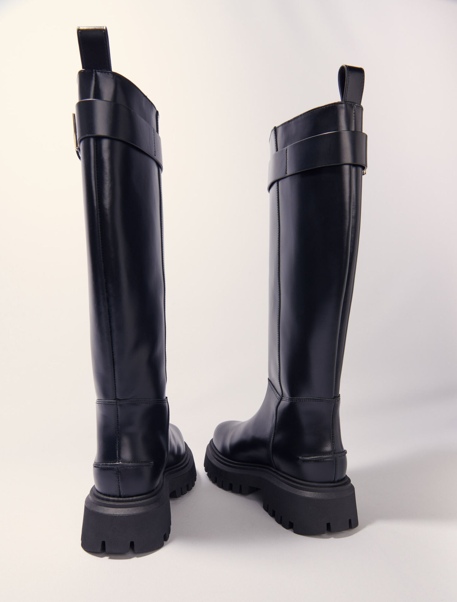 Botas de cuero con hebilla