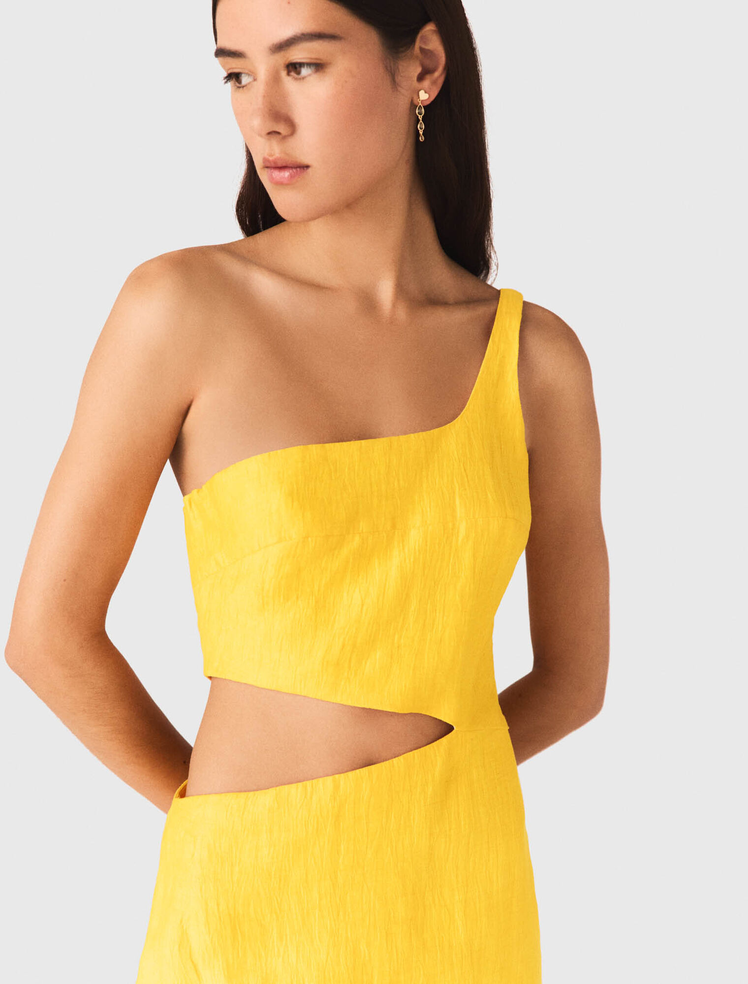 Pendiente de bot&oacute;n con forma de coraz&oacute;n.