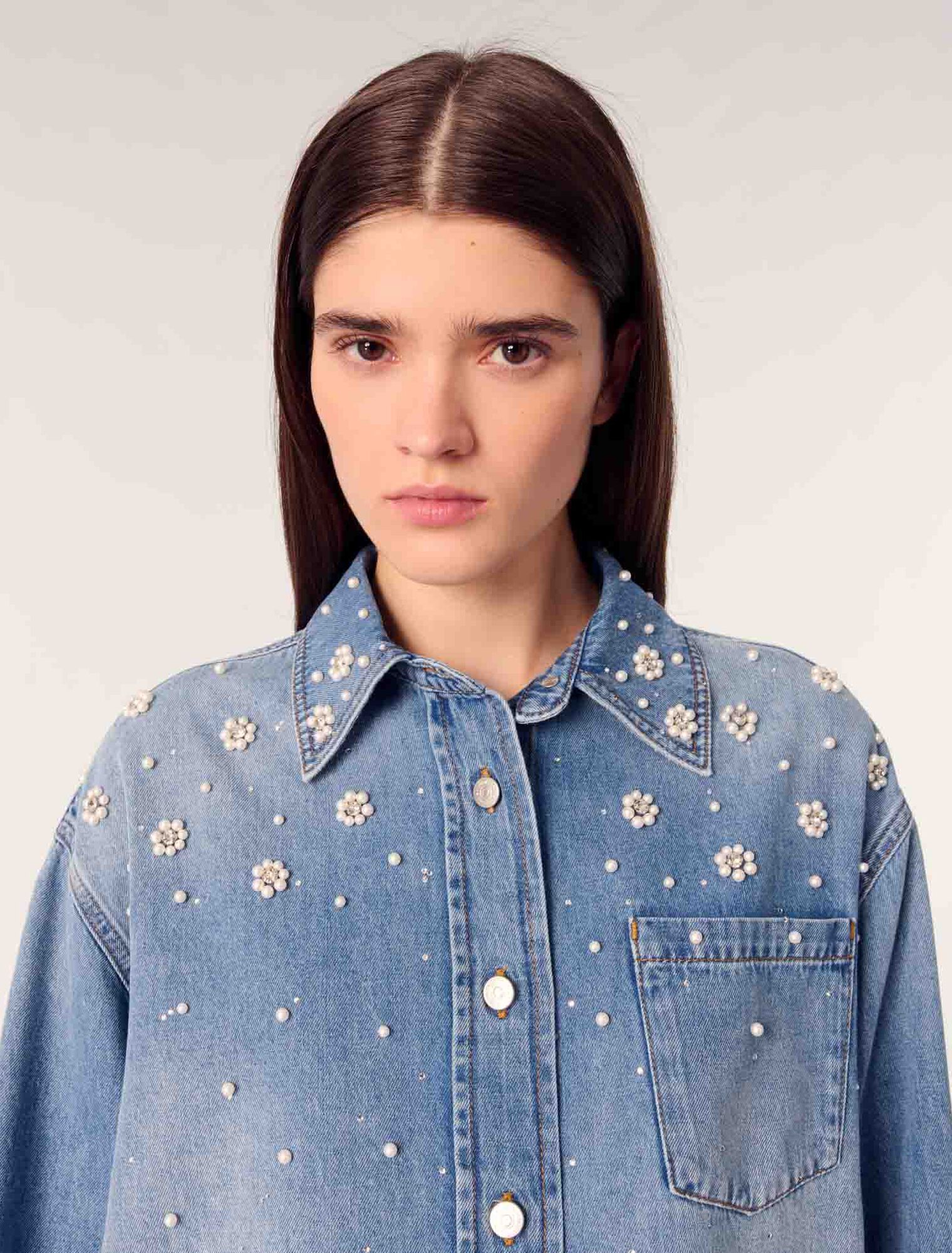 Camisa vaquera con perlas bordadas