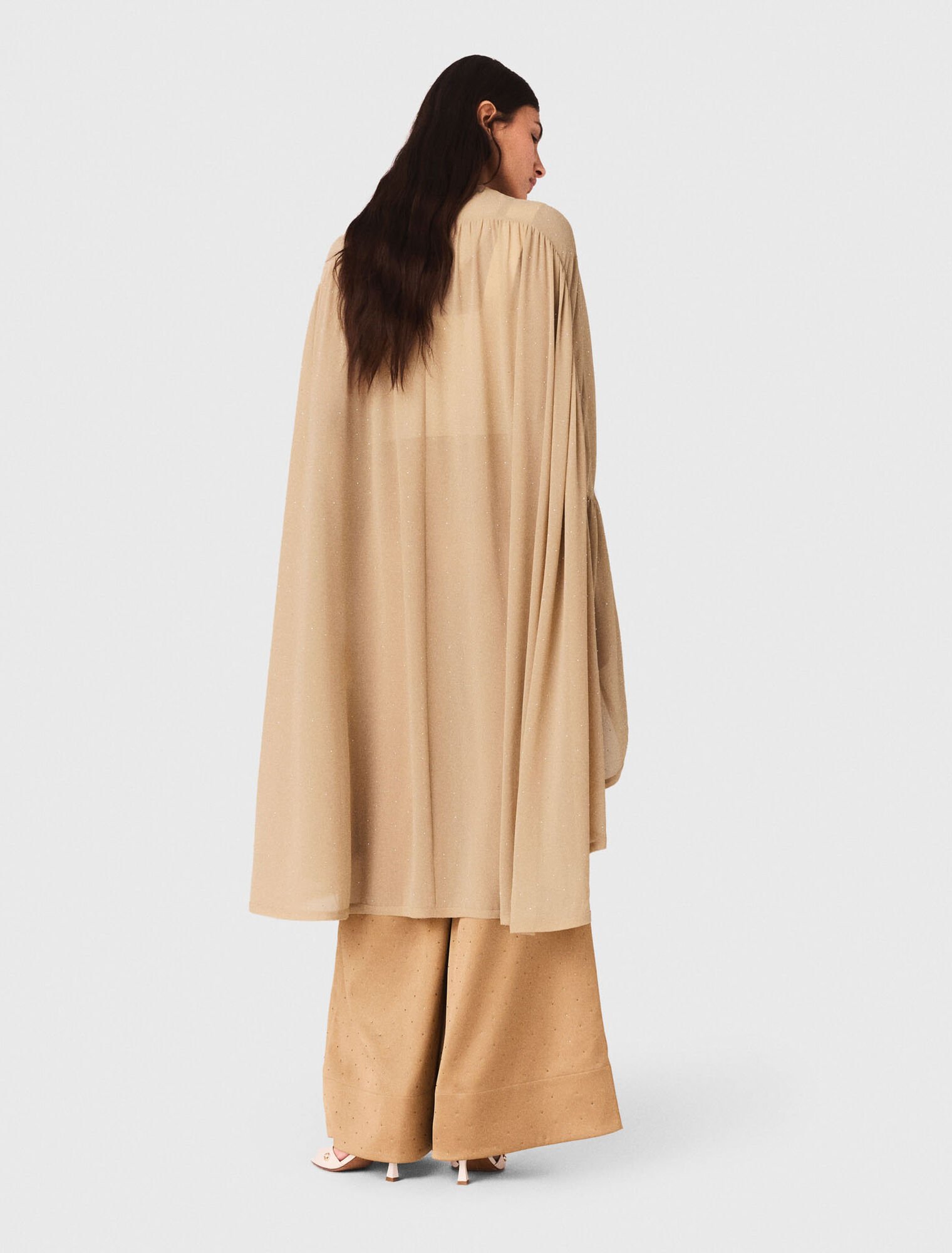 Top capa con cuello joya