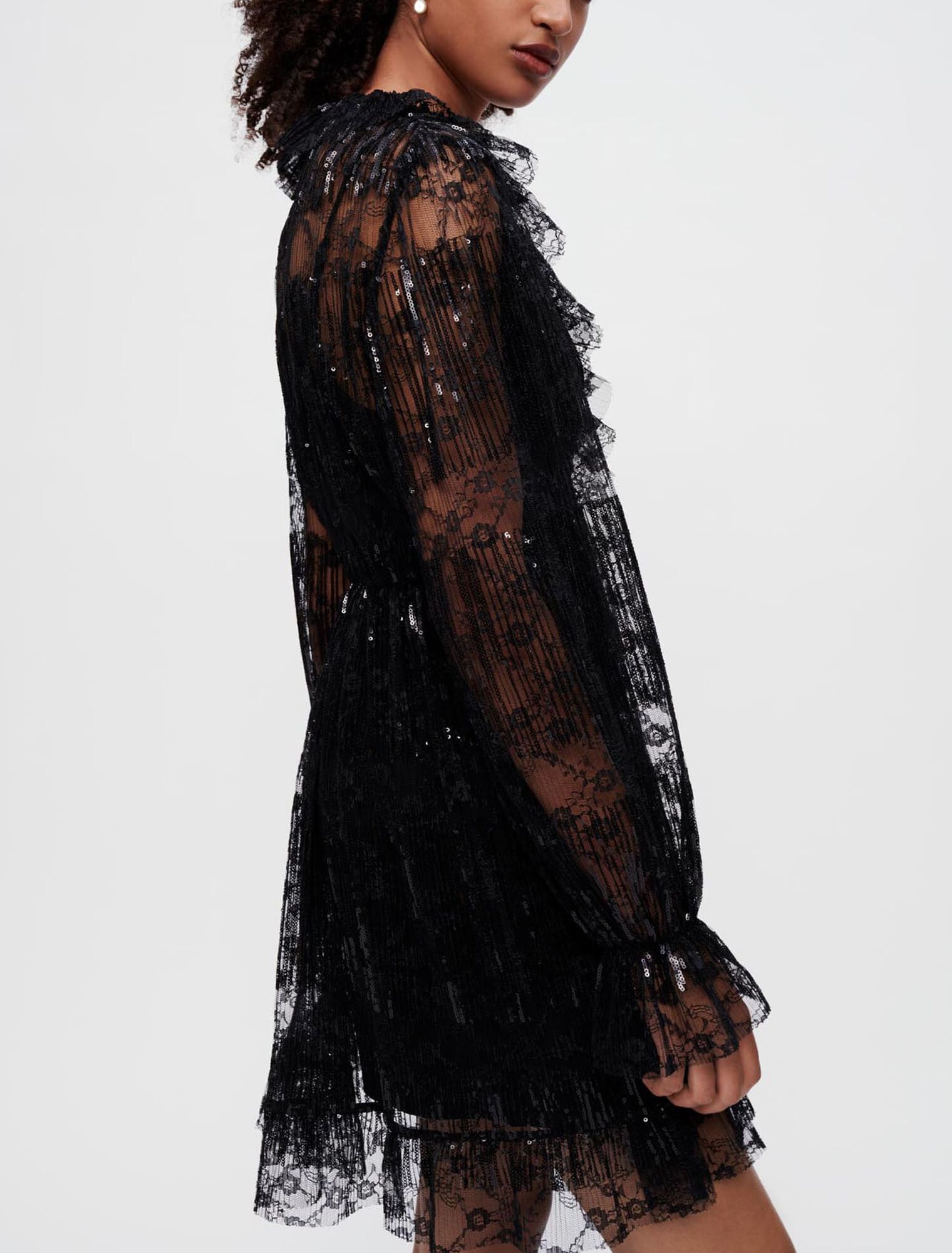 Vestido negro de encaje plisado
