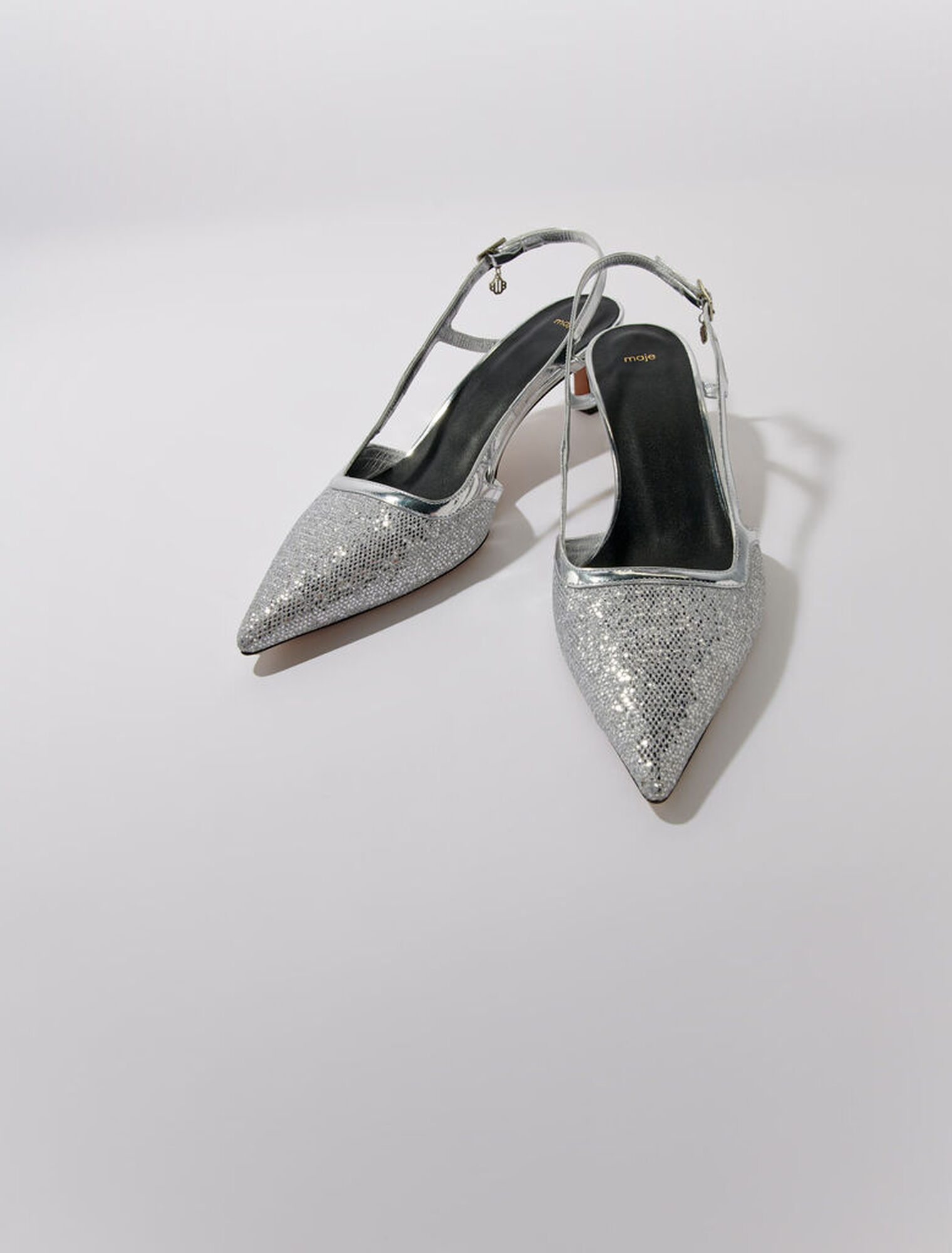 Zapatos de salón plateados