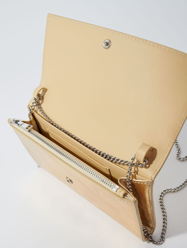 Cartera con cadena de piel