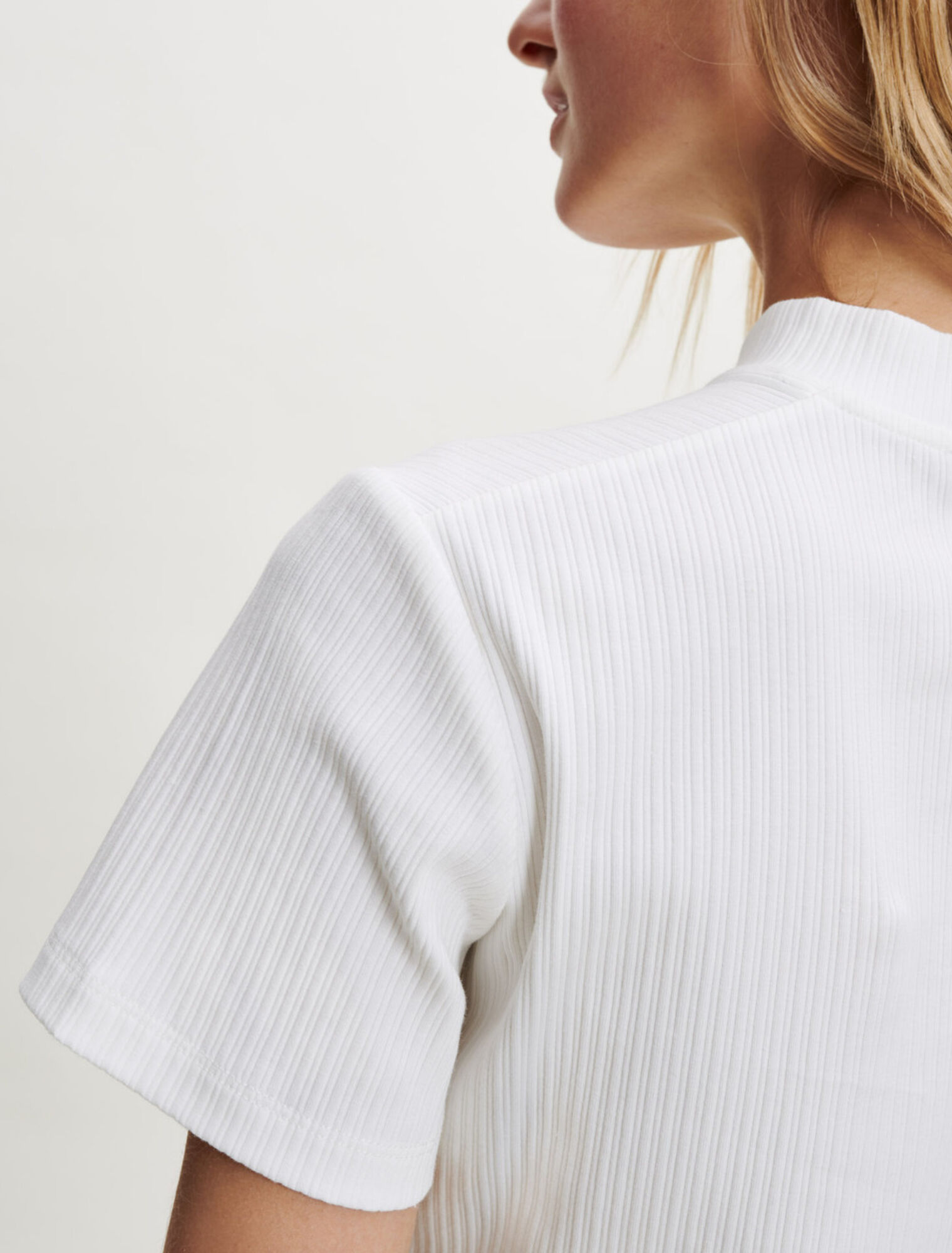 Camiseta con detalles lenceros