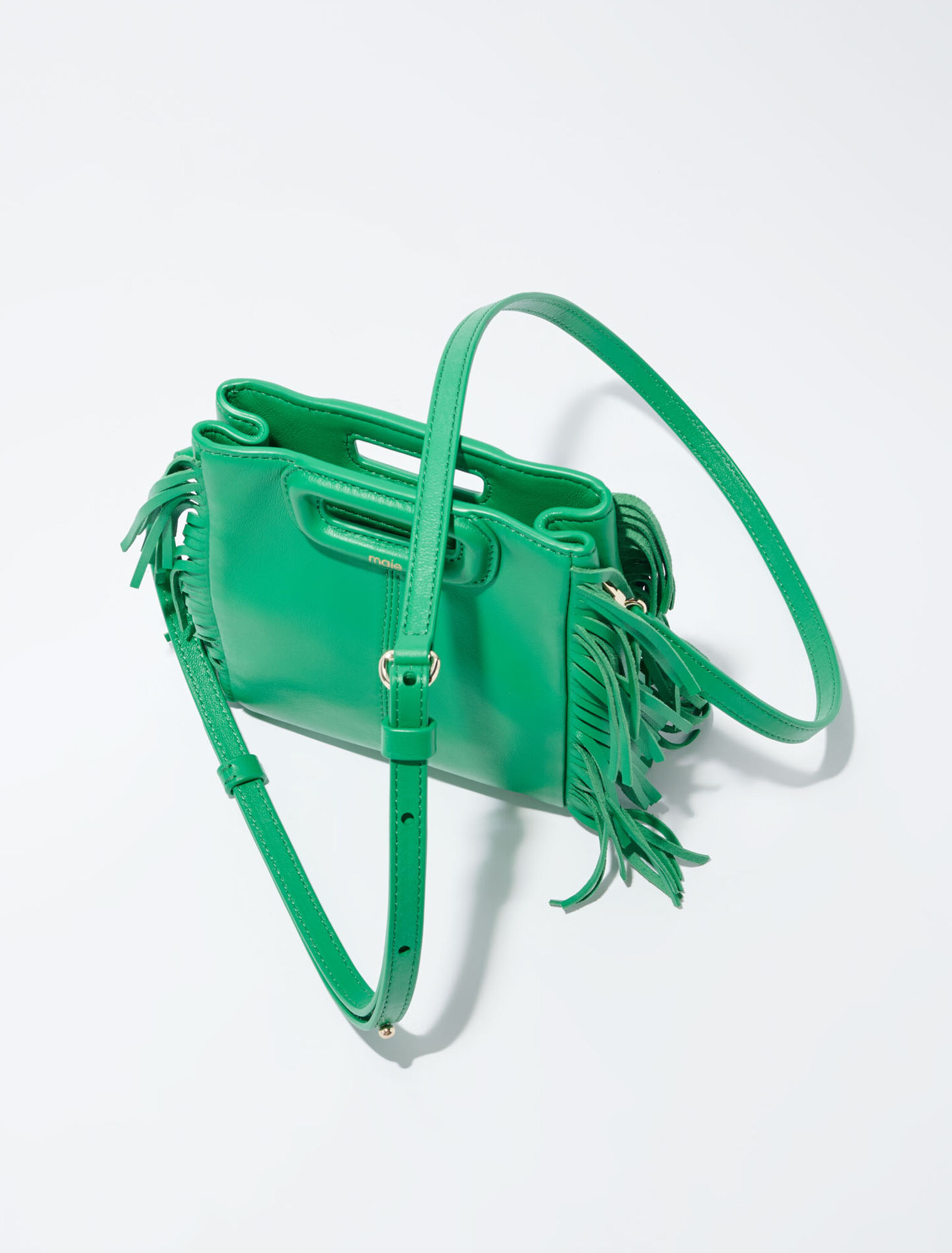 Bolso de piel con cadena