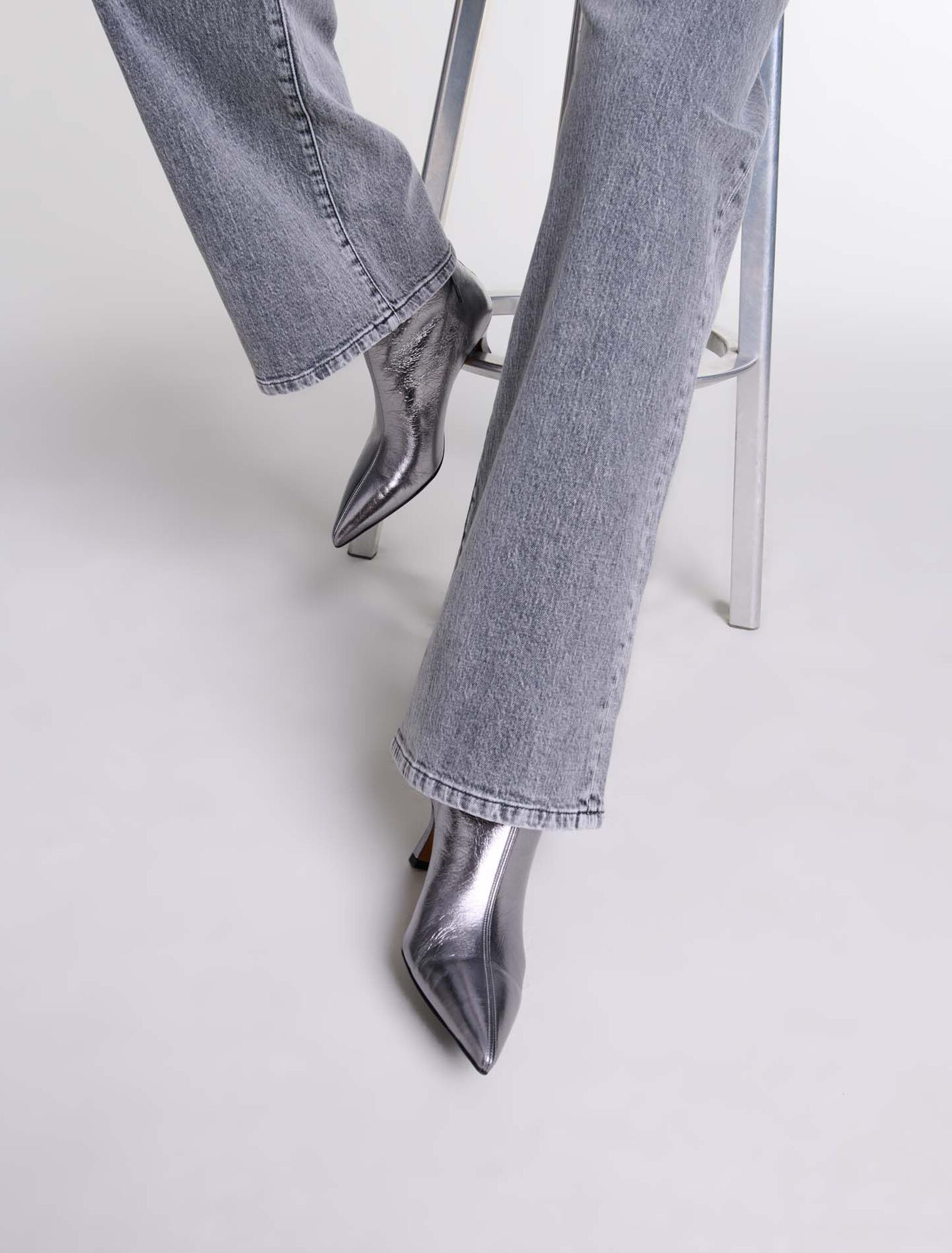 Botines con puntera metalizada