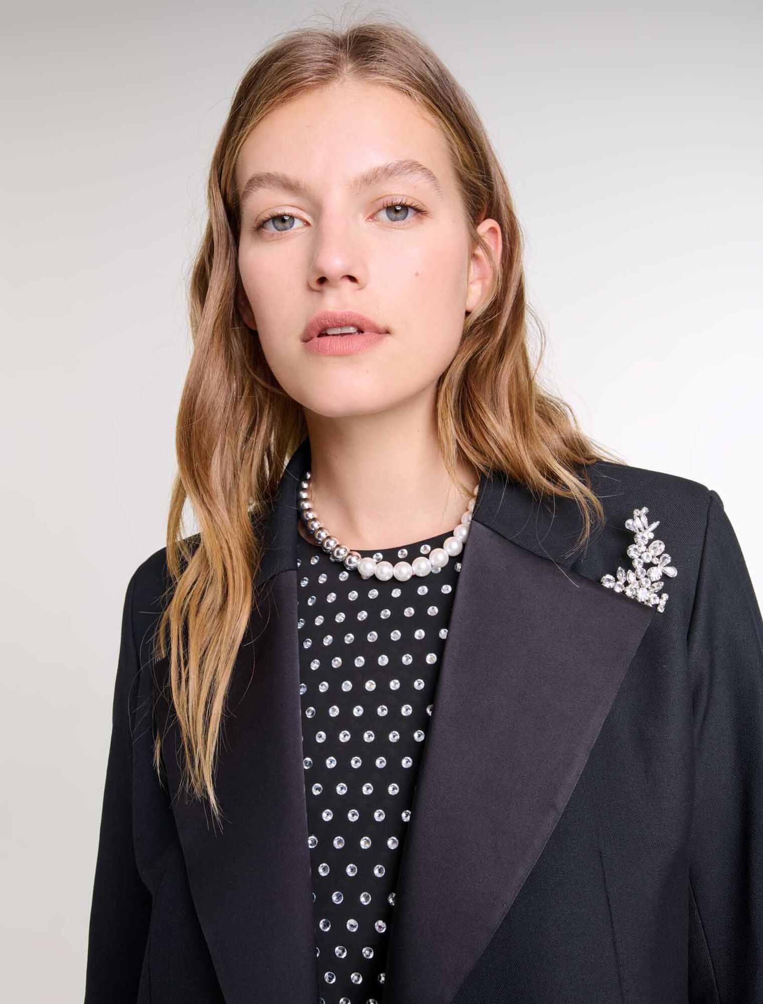 Chaqueta de traje con pasador