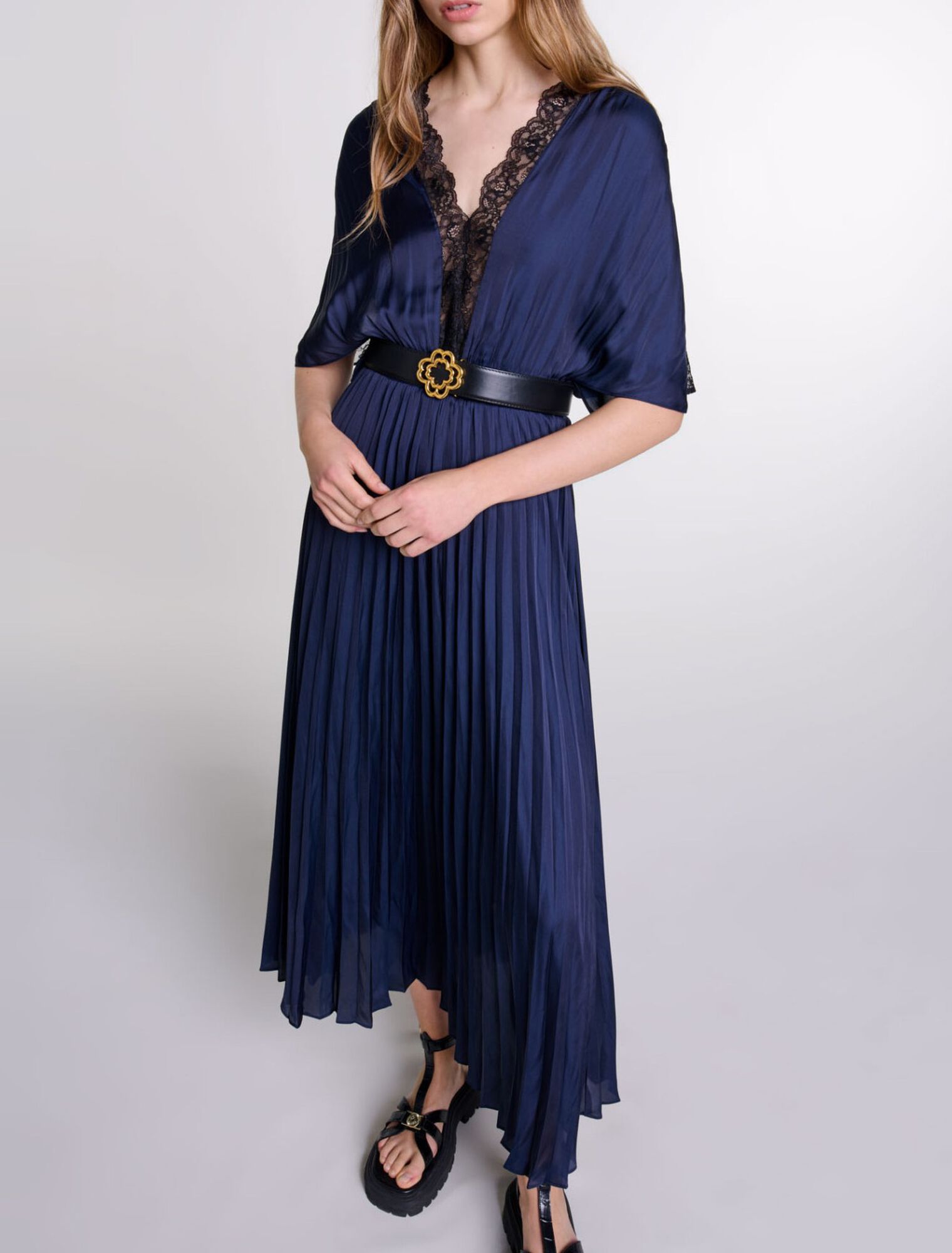 Vestido largo plisado con encaje